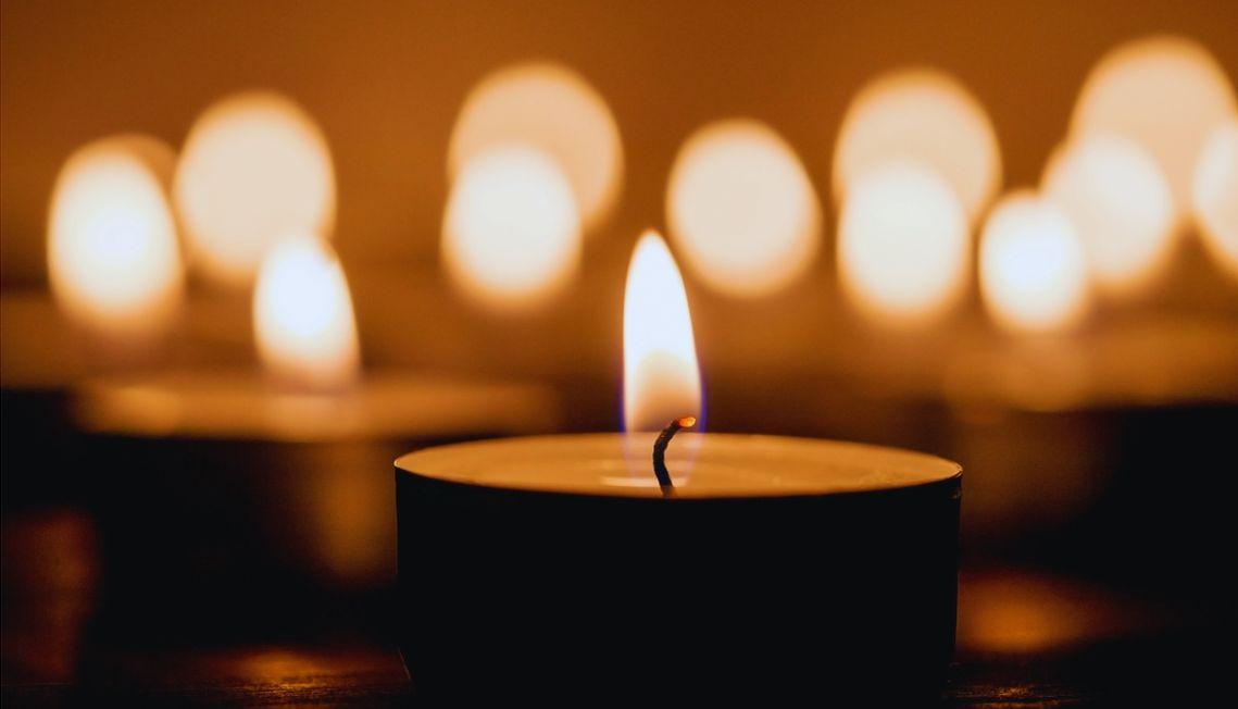 Im Rahmen der bundesweiten Solidaritätsaktion #EineMillionSterne von Caritas International Deutschland setzt der Aachener Caritasverband am 16. November am Aachener Elisenbrunnen ein Zeichen.