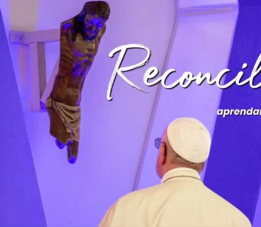 Papst Franziskus betet 2017 bei einem Gedenkgottesdienst in Villavicencio für die Opfer des bewaffneten Konflikts unter dem Kruzifix von Bellavista, wo bei einem Angriff auf die Kirche mehr 100 Menschen starben.