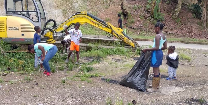Viele Jugendliche halfen bei der Sammlung von Müll in der Umgebung. (c) privat