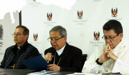 Erzbischof Luis José Rueda Aparicio, Erzbischof von Bogotá und Vorsitzender der kolumbianischen Bischofskonferenz (Mitte), Erzbischof Omar Alberto Sánchez Cubillos OP, Erzbischof von Popayán und stellvertretender Vorsitzender der Bischofskonferenz (rechts) und Bischof Juan Carlos Barreto Barreto, Bischof von Soacha und Vorsitzender der Bischofskommission für Sozialpastoral (links) bei der Pressekonferenz während der Vollversammlung der Bischöfe.