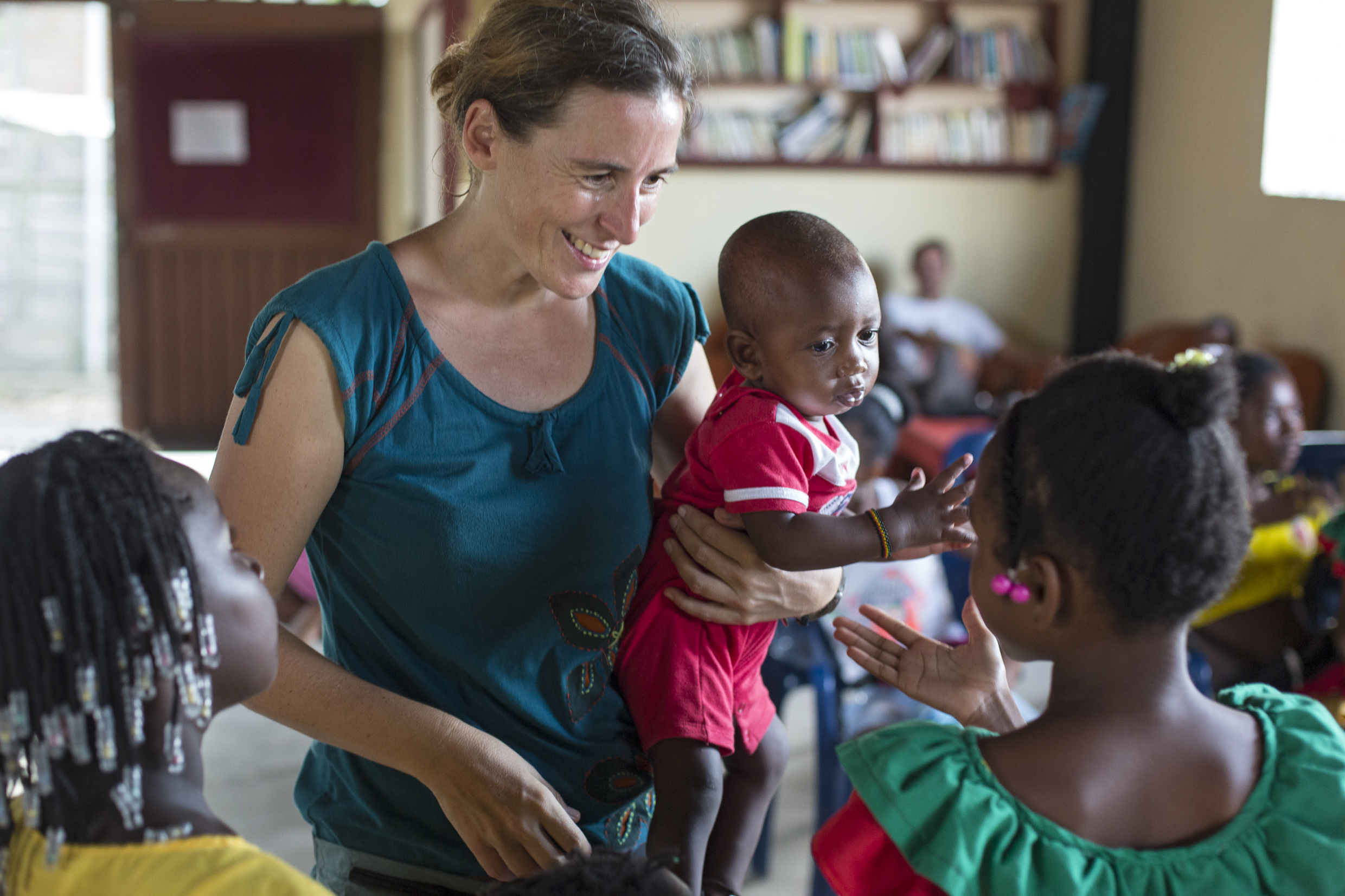 Adveniat-Partnerin Ulrike Purrer lebt in der südkolumbianischen Stadt Tumaco mit überwiegend afrokolumbianischen Kindern, Jugendlichen und Familien, die unter der Gewalt rivalisierender Banden leiden.