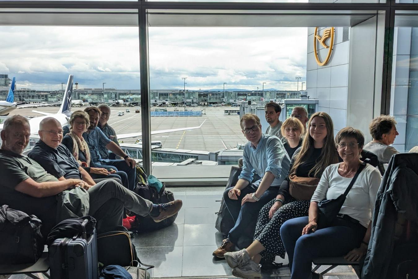 Die Reisegruppe am Flughafen