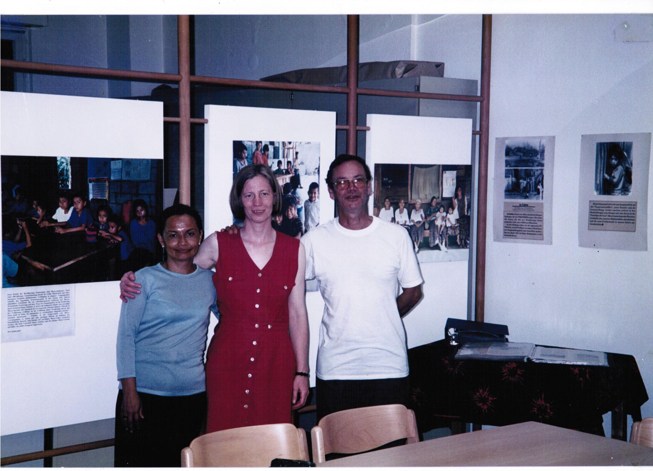 Yolanda Cerón (links) 2001 im Eine-Welt-Zentrum Mönchengladbach.