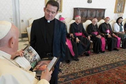 Padre Ferney López vom FPP überreicht Papst Franziskus einen Bericht über die Arbeit der Organisation.