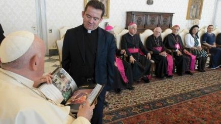 Padre Ferney López vom FPP überreicht Papst Franziskus einen Bericht über die Arbeit der Organisation.