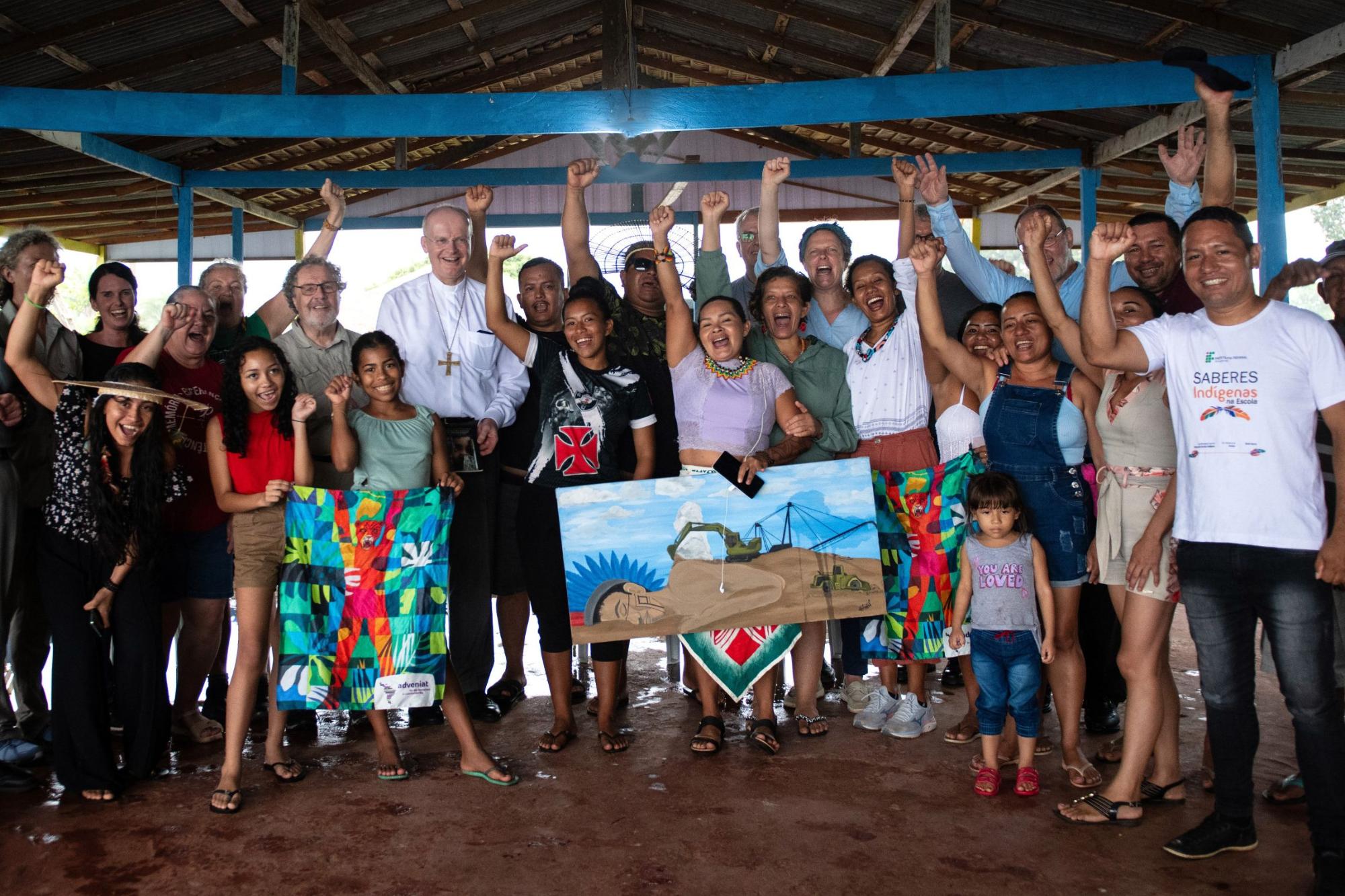 Deutscher Besuch im Erzbistum Manaus. Neben einem Poster zum Raubbau der Natur in Amazonien (rechts) ist das Gemälde des Kolumbianers Freddy Sánchez Caballero zu sehen, das Adveniat Papst Franziskus 2019 zur Amazoniensynode in Rom überreichte.