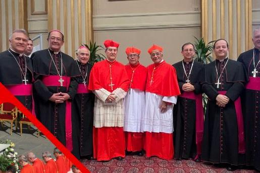 Kardinal Rueda (Mitte) mit seinem Amtsvorgänger Kardinal Salazar (links) und Kardinal Jiménez (rechts) sowie weiteren kolumbianischen Bischöfen