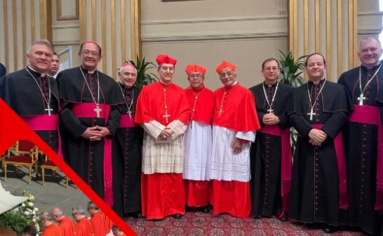 Kardinal Rueda (Mitte) mit seinem Amtsvorgänger Kardinal Salazar (links) und Kardinal Jiménez (rechts) sowie weiteren kolumbianischen Bischöfen (c) CEC