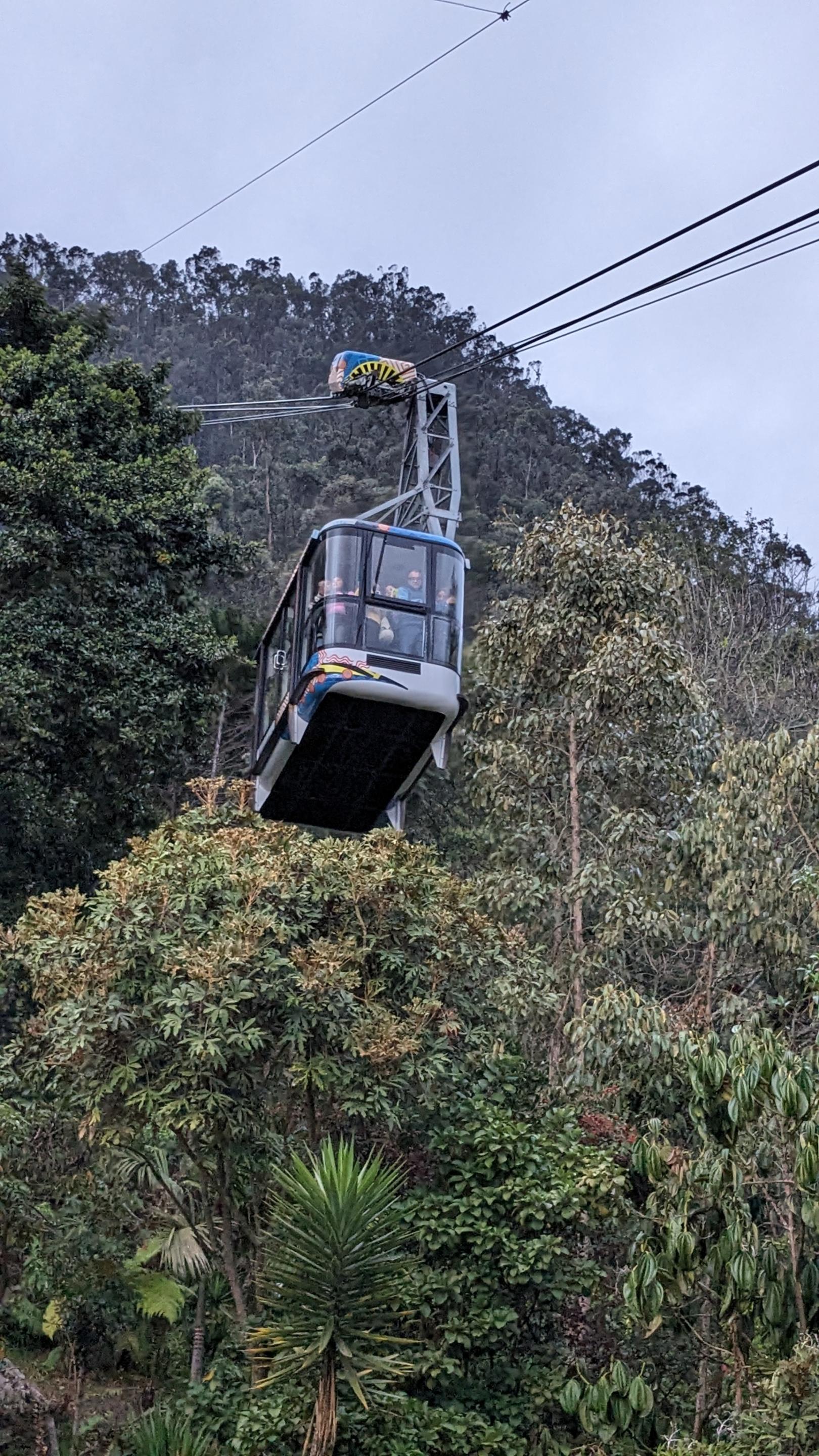 Schwerelos: Mit der Standseilbahn führt die Fahrt auf den Monserata (Hausberg von Bogota). (c) Bistum Aachen
