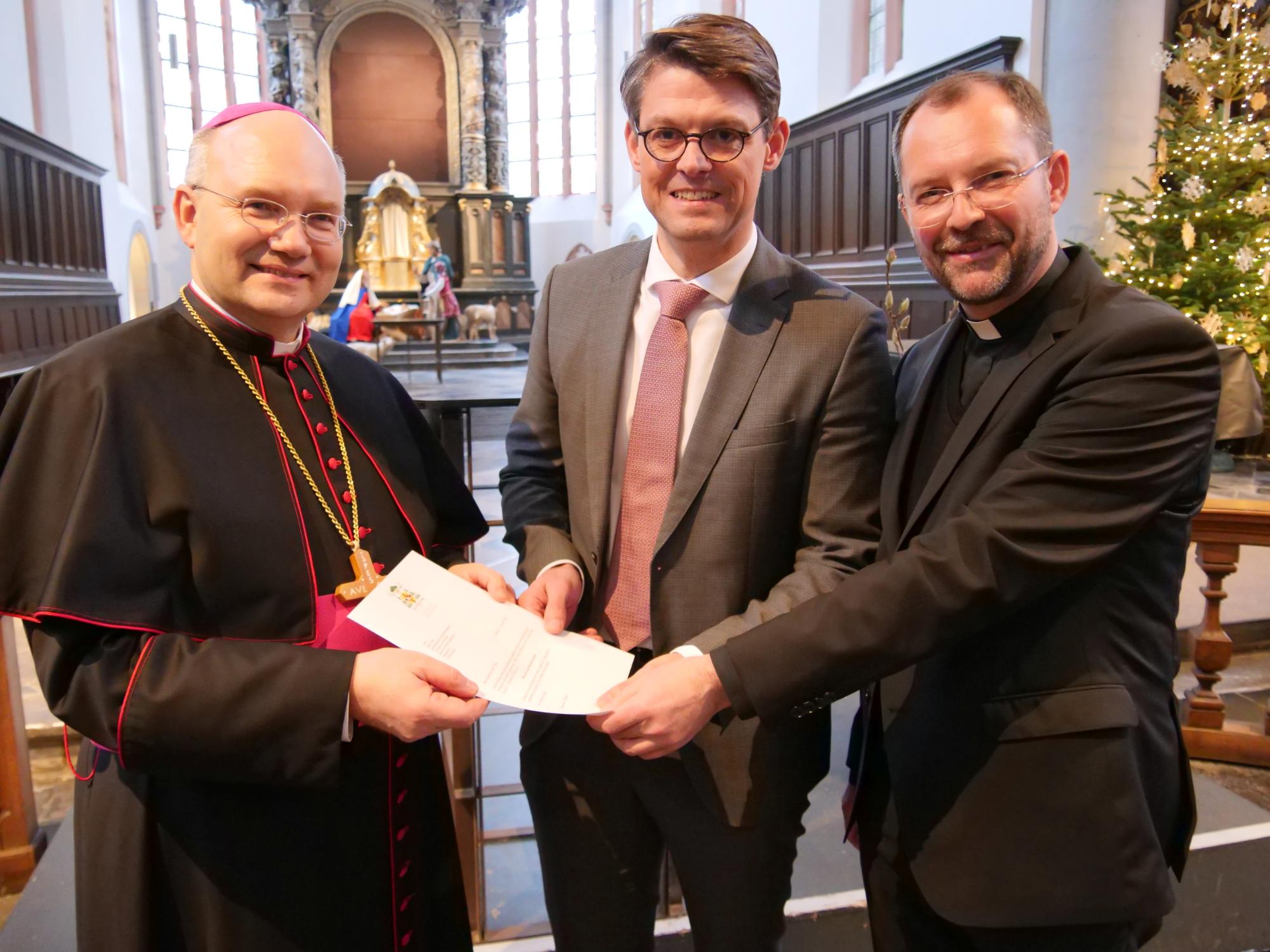 Bischof Dr. Helmut Dieser (r.) hat Martin Tölle (Mitte) zum neuen Ökonom des Bistums Aachen ernannt.  Bislang hatte Dr. Andreas Frick (r.), Generalvikar des Bistums Aachen, diese Aufgabe in Personalunion ausgeführt.