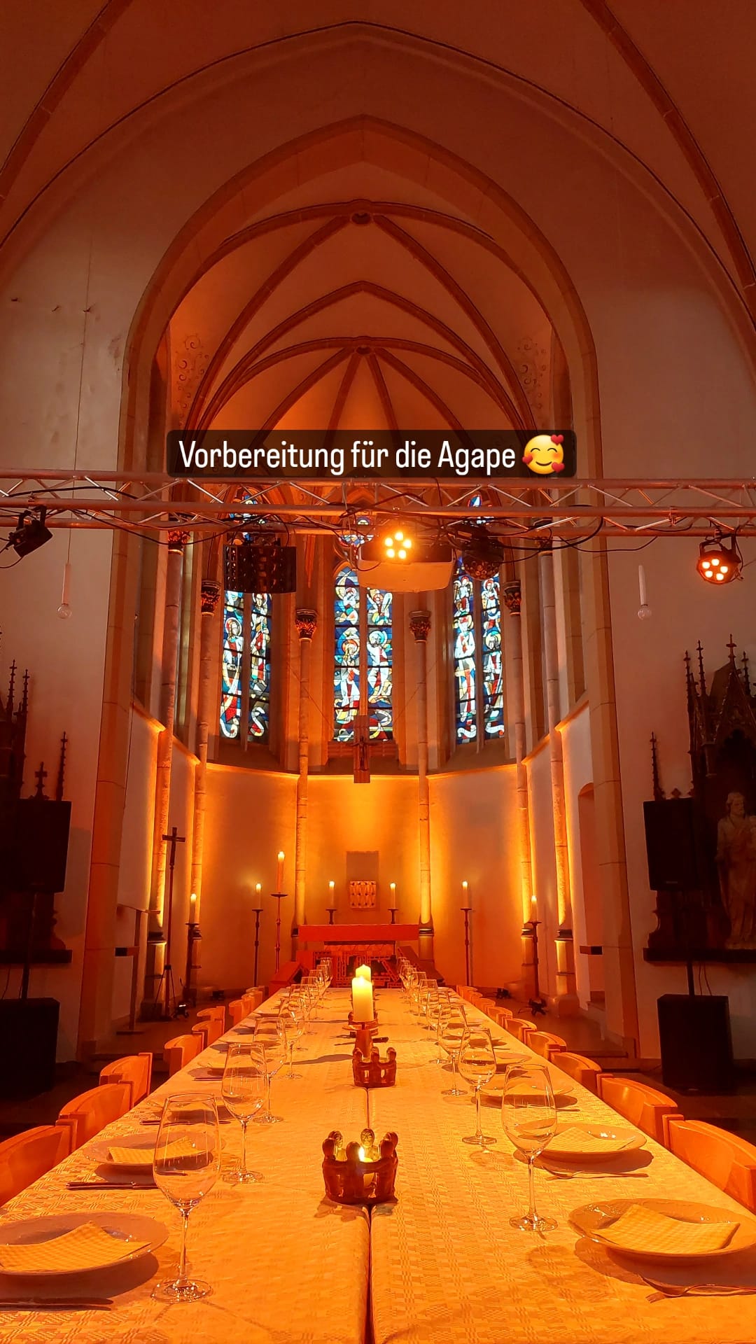 Eine einladend lange Tafel ist in der Factory Church bereits aufgebaut