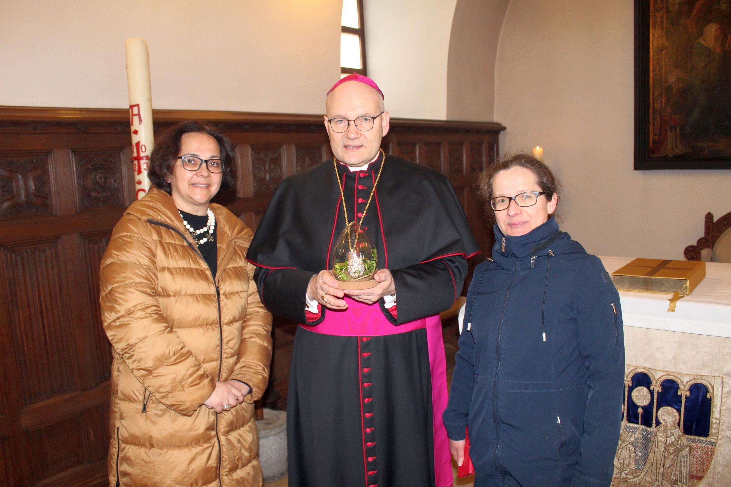 Überreichten ein traditionell bemaltes Osterei (v.l.): Irina Vasilkevic, Bischof Dr. Helmut Dieser und Tetyana Lutsyk.