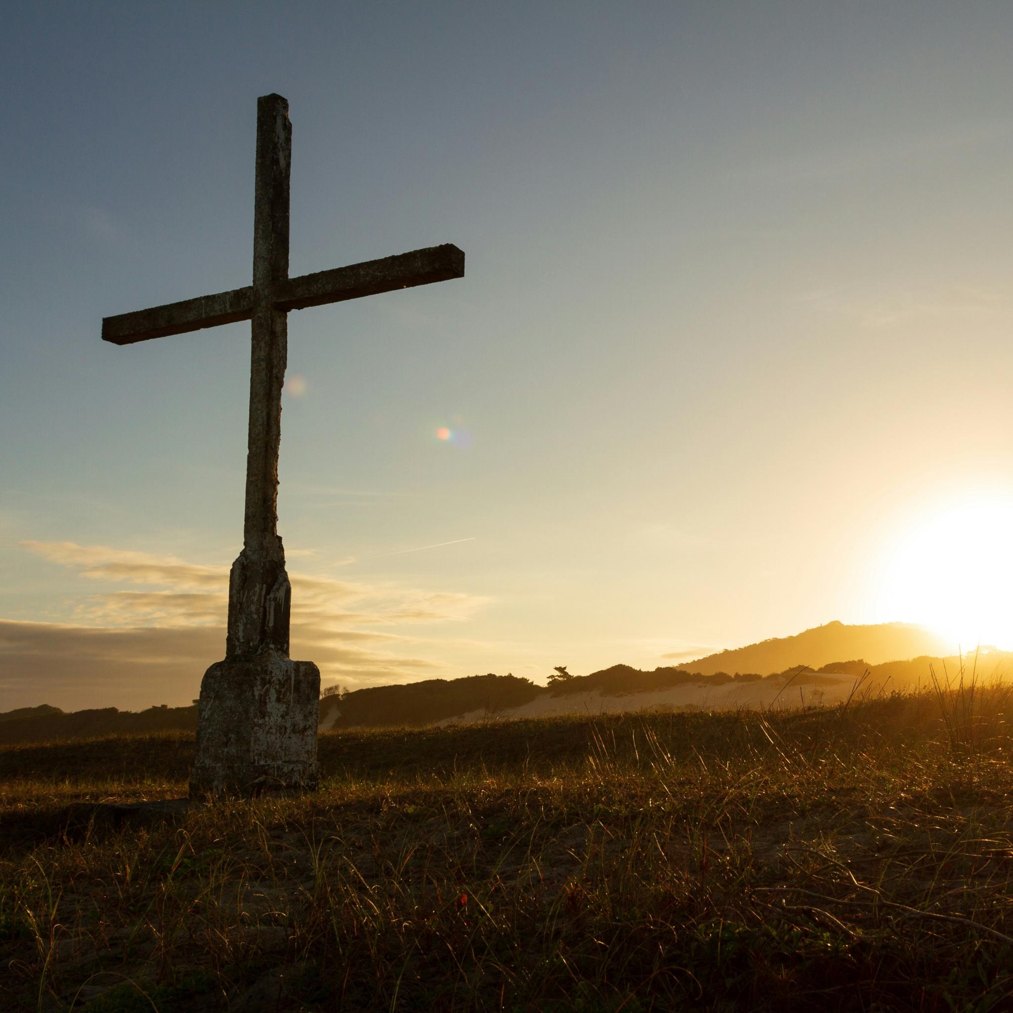 Kreuz und Sonnenaufgang