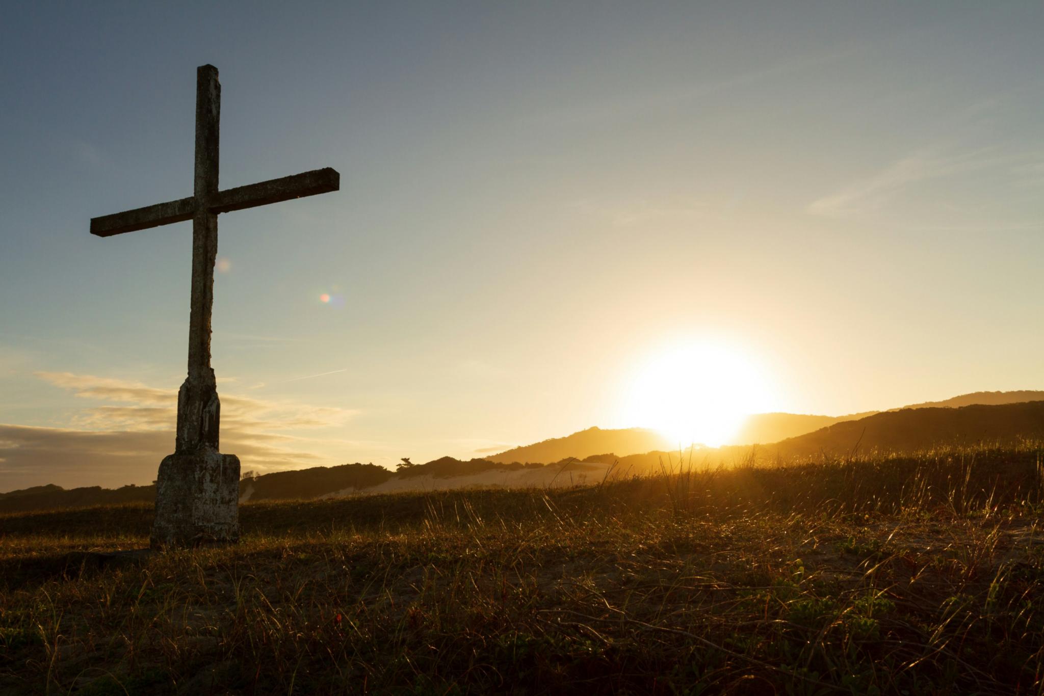 Kreuz und Sonnenaufgang
