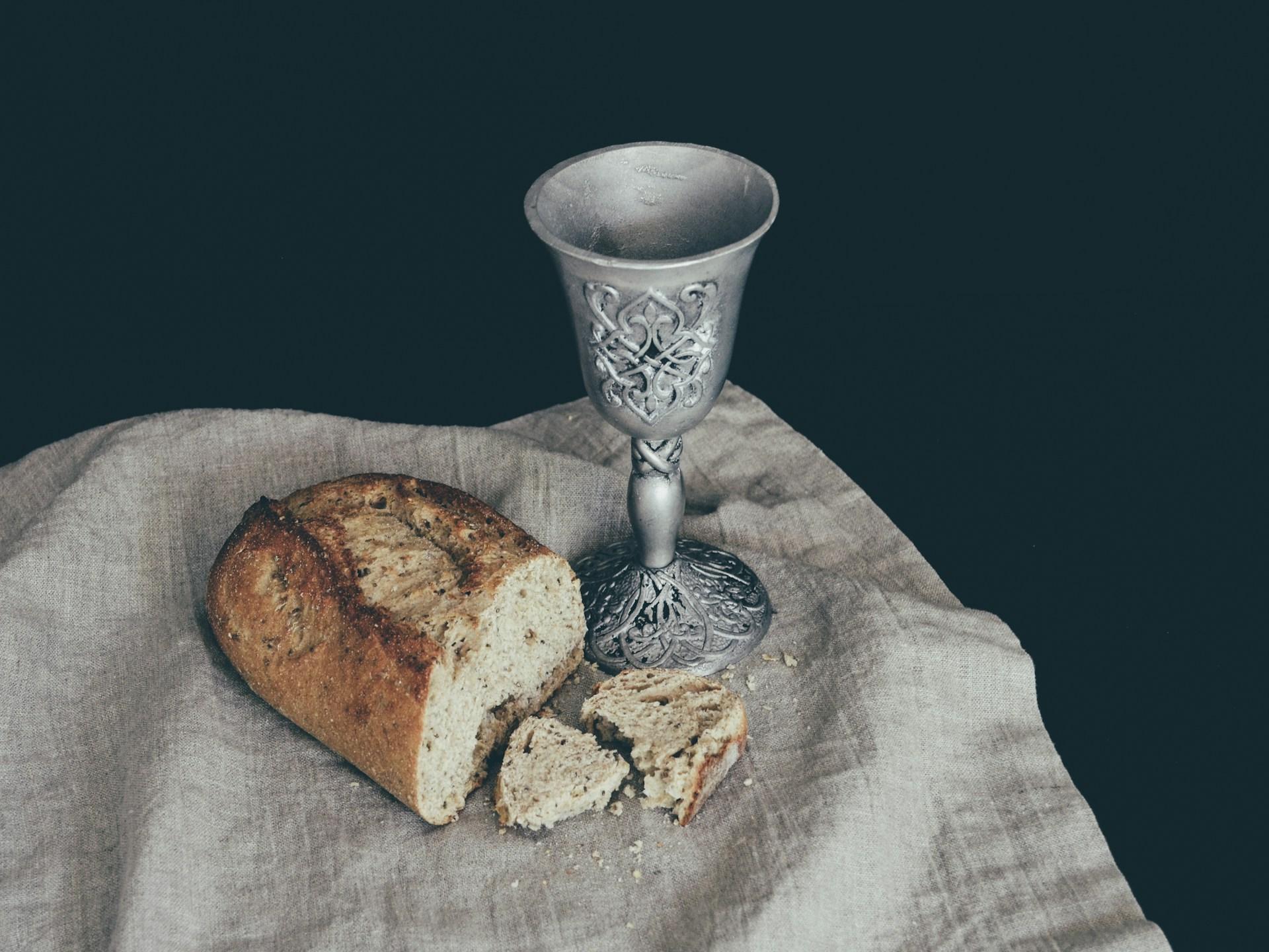„Das ,Gedächtnis´ holt uns hinein in den Abend­mahlssaal, setzt uns mit an den Tisch, versetzt uns in die Er­fah­rung der Zwölf, die da mit Jesus zusammen sind.“ , so Bischof Dieser in der Predigt am Gründonnerstag.