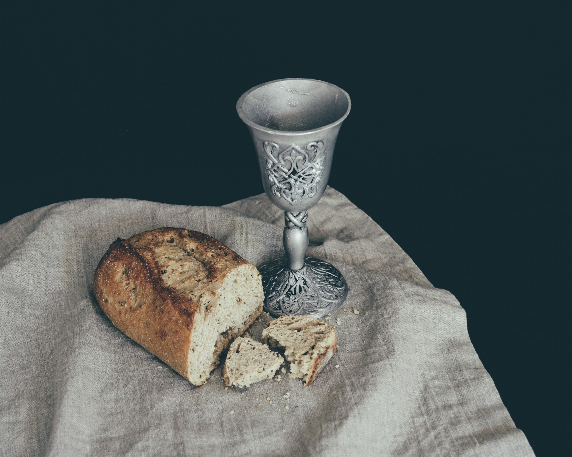 „Das ,Gedächtnis´ holt uns hinein in den Abend­mahlssaal, setzt uns mit an den Tisch, versetzt uns in die Er­fah­rung der Zwölf, die da mit Jesus zusammen sind.“ , so Bischof Dieser in der Predigt am Gründonnerstag. (c) Debby Hudson/Unsplash