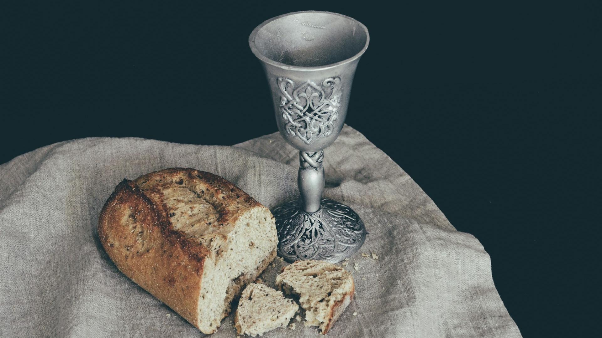 „Das ,Gedächtnis´ holt uns hinein in den Abend­mahlssaal, setzt uns mit an den Tisch, versetzt uns in die Er­fah­rung der Zwölf, die da mit Jesus zusammen sind.“ , so Bischof Dieser in der Predigt am Gründonnerstag.