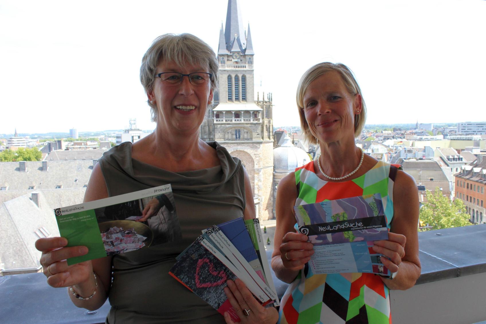 Haben die Impulskarten entwickelt: Annette Lenders (l.) und Marielies Schwering. (c) Bistum Aachen / Anja Klingbeil