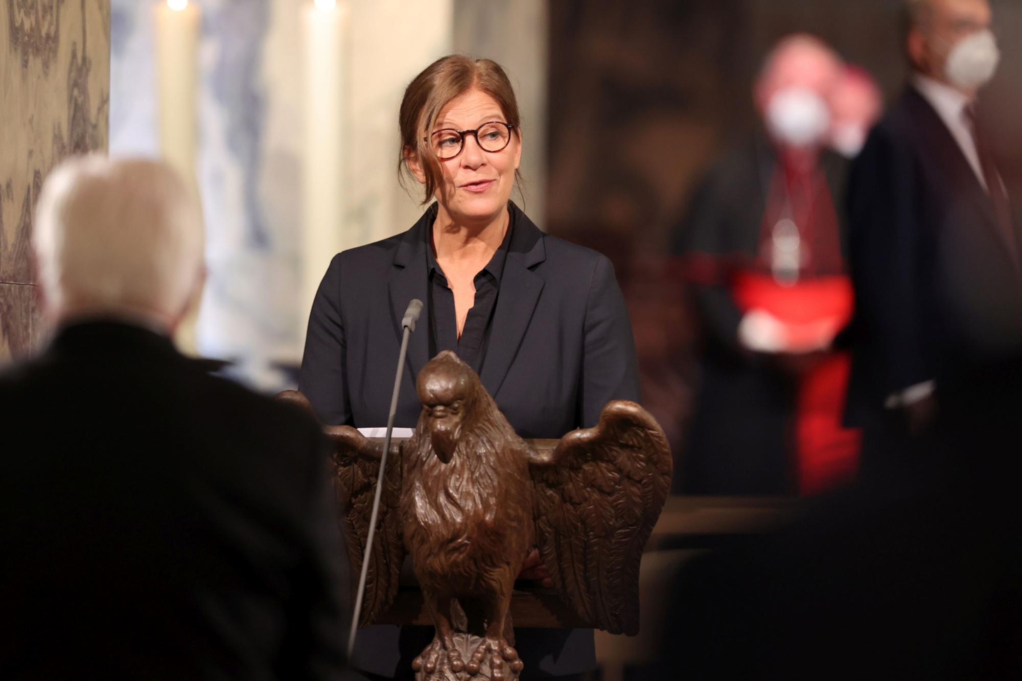 Anette Schmidt trägt das Evangelium vor