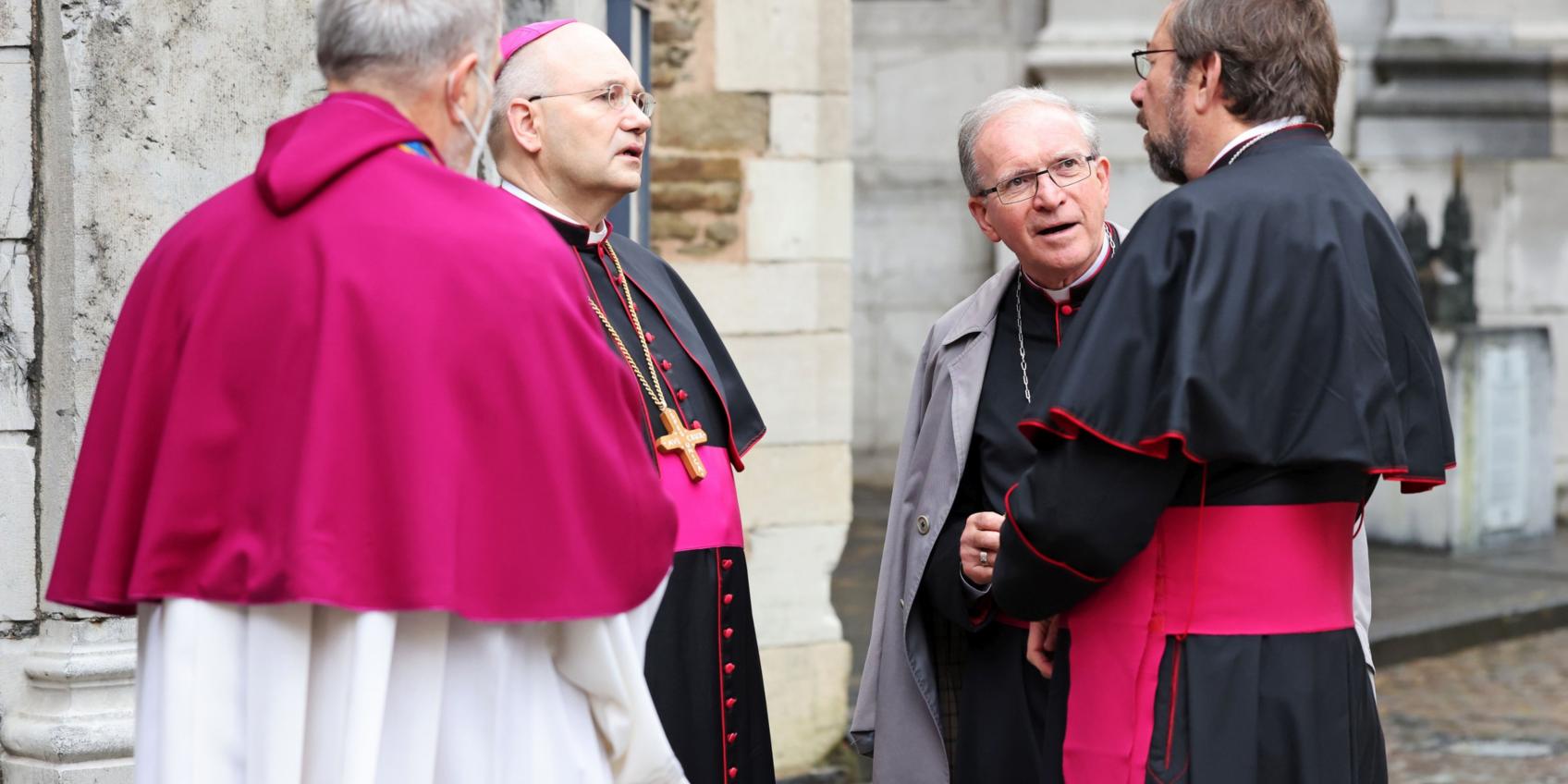Bischof Helmut Dieser und Dompropst Rolf-Peter Cremer begrüßen Bischof Pierre Warin aus Namur und Bischof Jean-Pierre Delville aus Lüttich (c) Bistum Aachen - Andreas Steindl