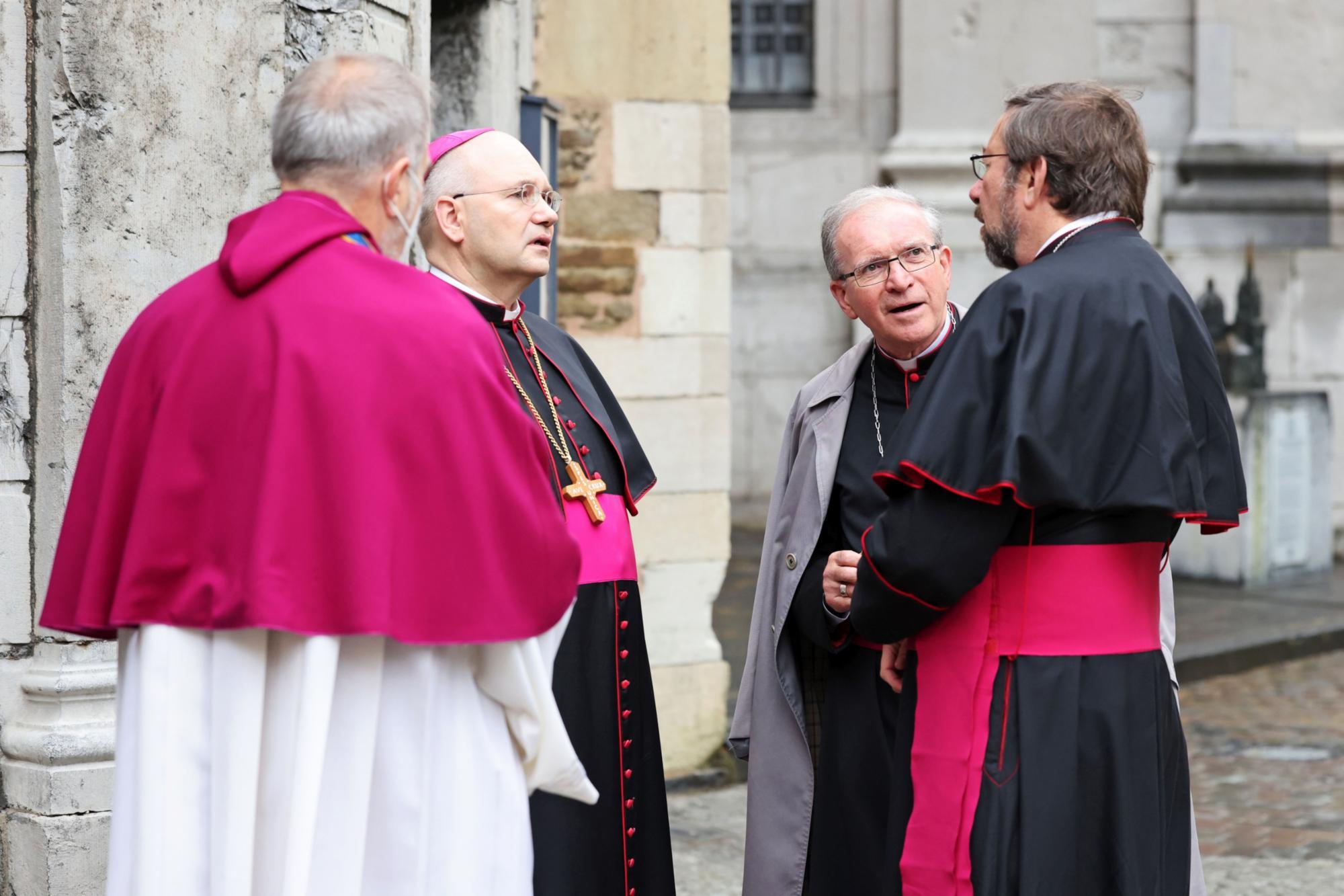 Bischof Helmut Dieser und Dompropst Rolf-Peter Cremer begrüßen Bischof Pierre Warin aus Namur und Bischof Jean-Pierre Delville aus Lüttich
