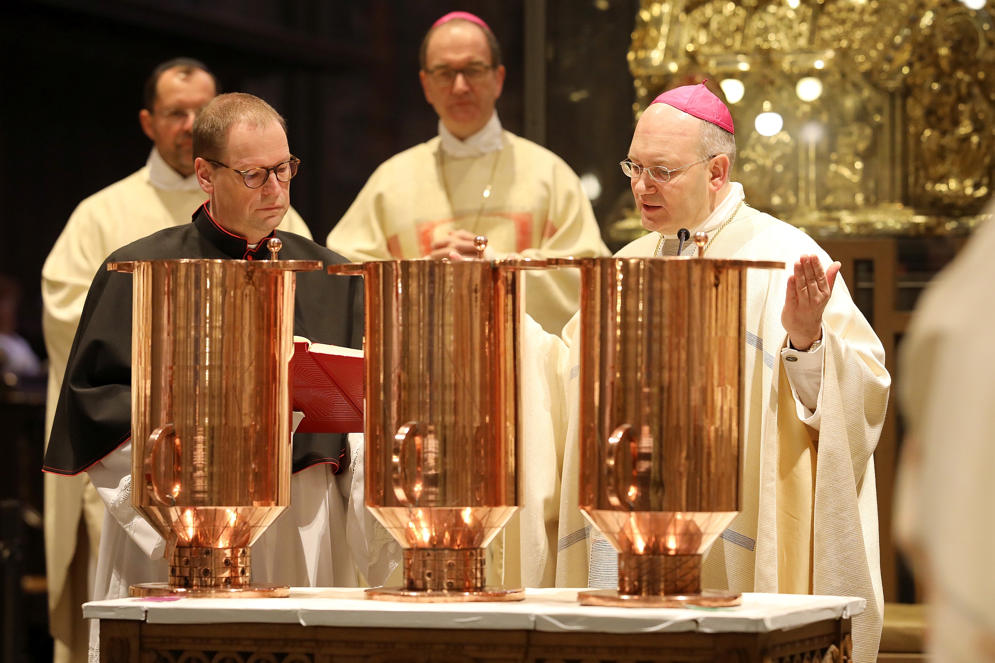 v.li.n.re.: Domvikar Dr. Peter Dückers, Generalvikar Dr. Andreas Frick, Weihbischof Karl Borsch und Bischof Dr. Helmut Dieser bei der Weihe der Heiligen Öle (c) Bistum Aachen / Andreas Steindl