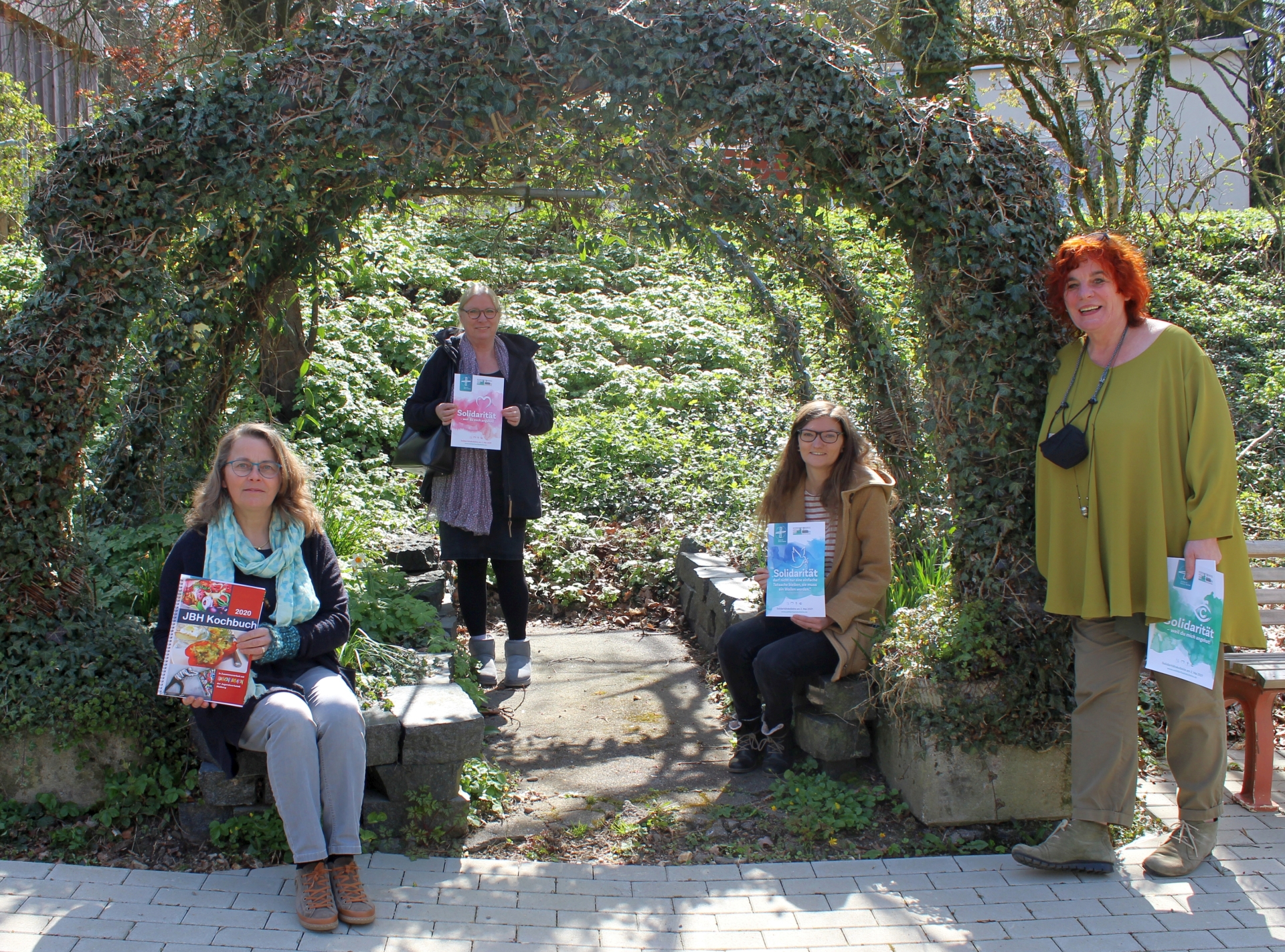 Hoffen, dass sich viele an der Solidaritätskollekte im Bistum Aachen beteiligen: Renate Clemens-Symanzik (Jugendwerkstatt Stolberg; v.l.), Hanne Zakowski (Jugendberufshilfe Stolberg), Kathrin Henneberger (Bistum Aachen) und Katja Knospe (Jugendwerkstatt Stolberg). (c) Bistum Aachen / Anja Klingbeil