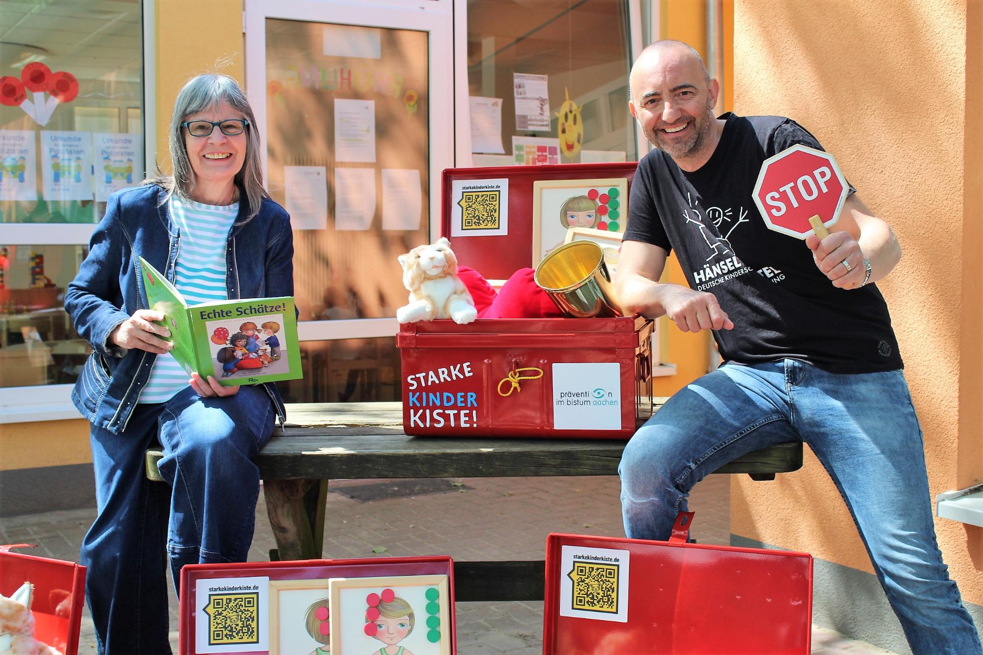 Almuth Grüner, Präventionsbeauftragte beim Bistum Aachen und Jerome Braun, Geschäftsführer der Kinderschutzstiftung Hänsel + Gretel, freuen sich, dass die 