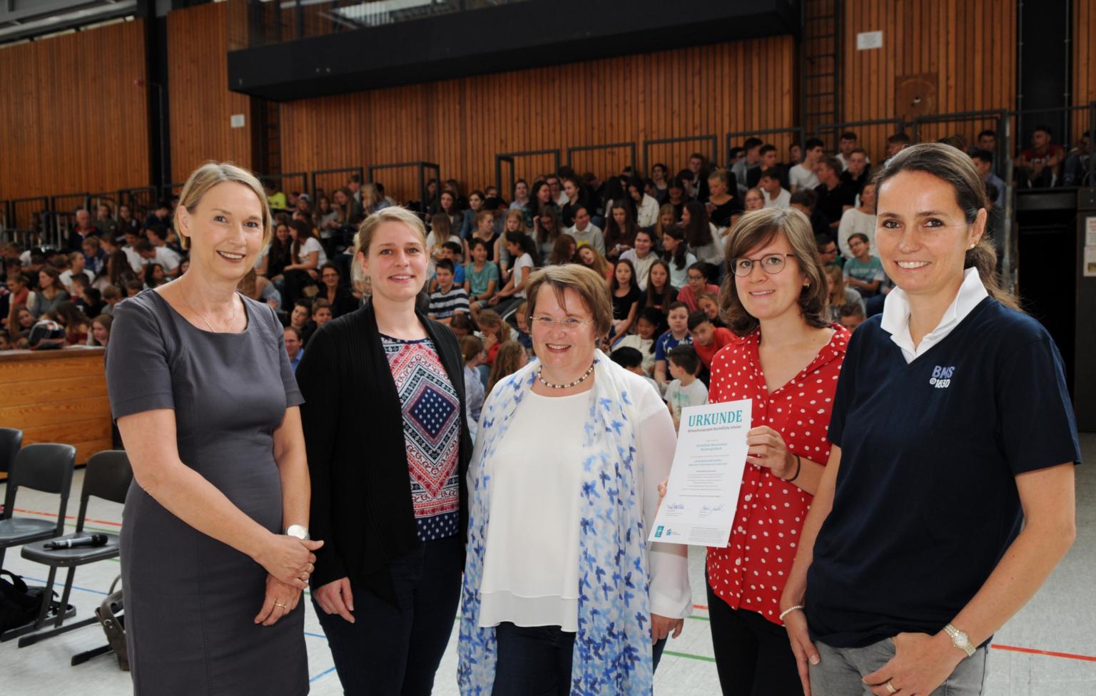 Freuen sich über den Erfolg des Klimaschutzprojektes: Ursula Deggerich (Schulrätin Bistum Aachen), Marie Goebel (Bistum Aachen), Lydia Sonntag-Werkes, Judith Moos und Birgit Janßen (alle Bischöfliche Marienschule), v. l. (c) Bistum Aachen / Garnet Manecke