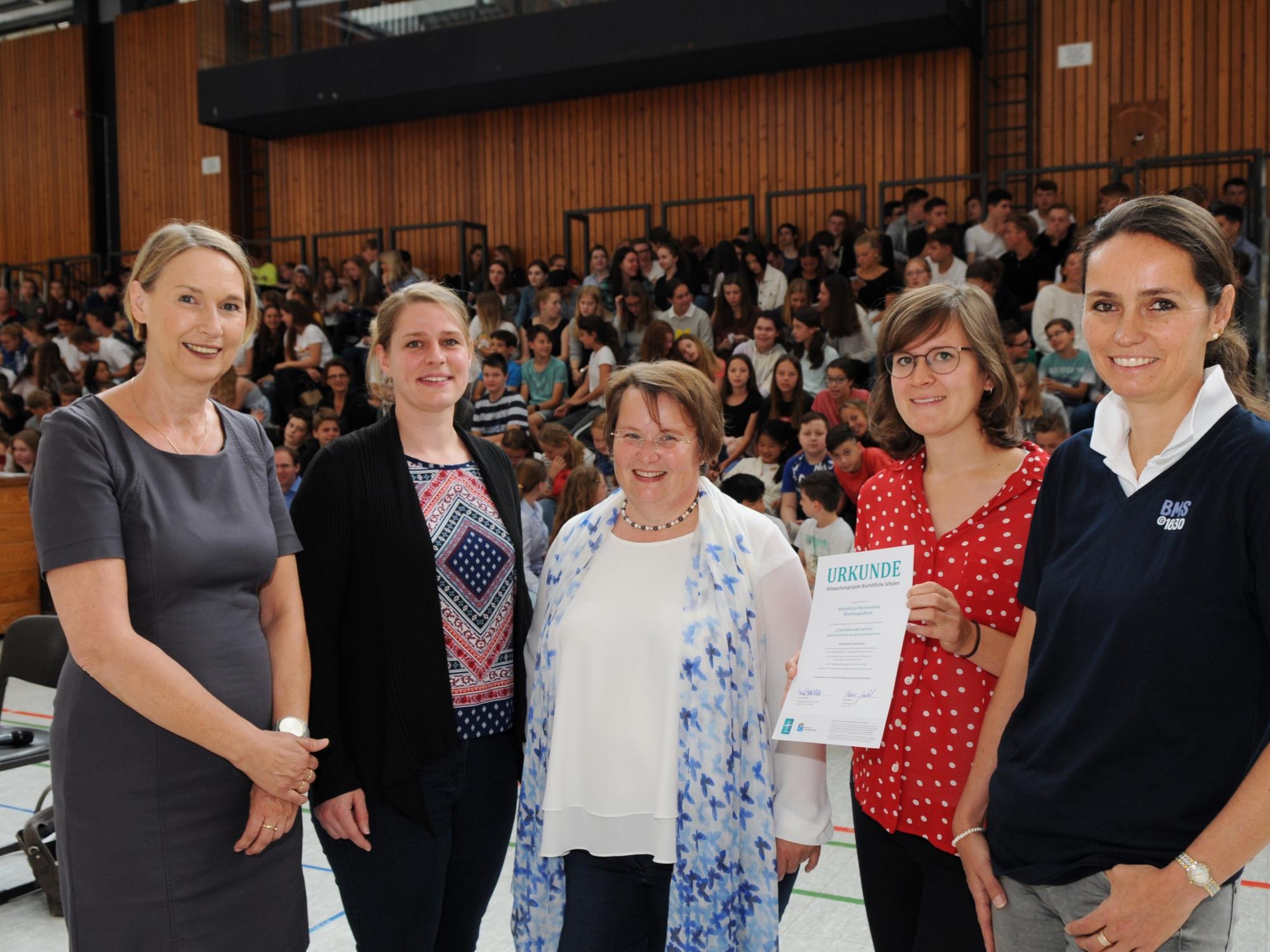 Freuen sich über den Erfolg des Klimaschutzprojektes: Ursula Deggerich (Schulrätin Bistum Aachen), Marie Goebel (Bistum Aachen), Lydia Sonntag-Werkes, Judith Moos und Birgit Janßen (alle Bischöfliche Marienschule), v. l.