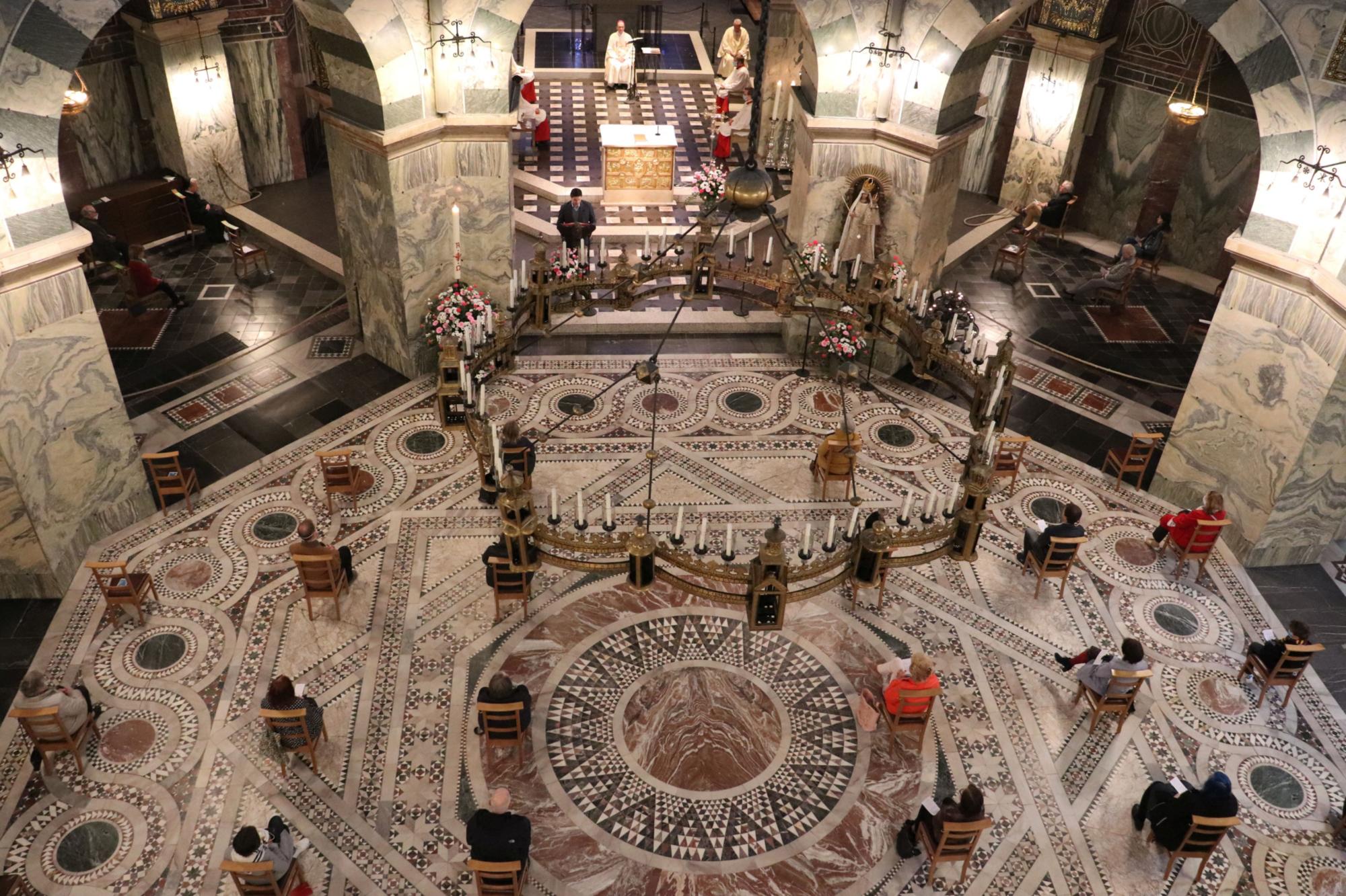 Gottesdienstbesuch unter Corona-Bedingungen  im Aachener Dom