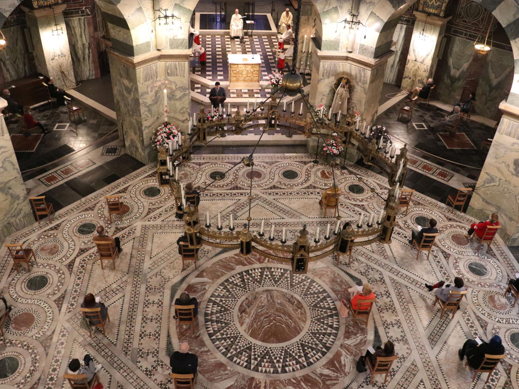 Gottesdienstbesuch unter Corona-Bedingungen  im Aachener Dom