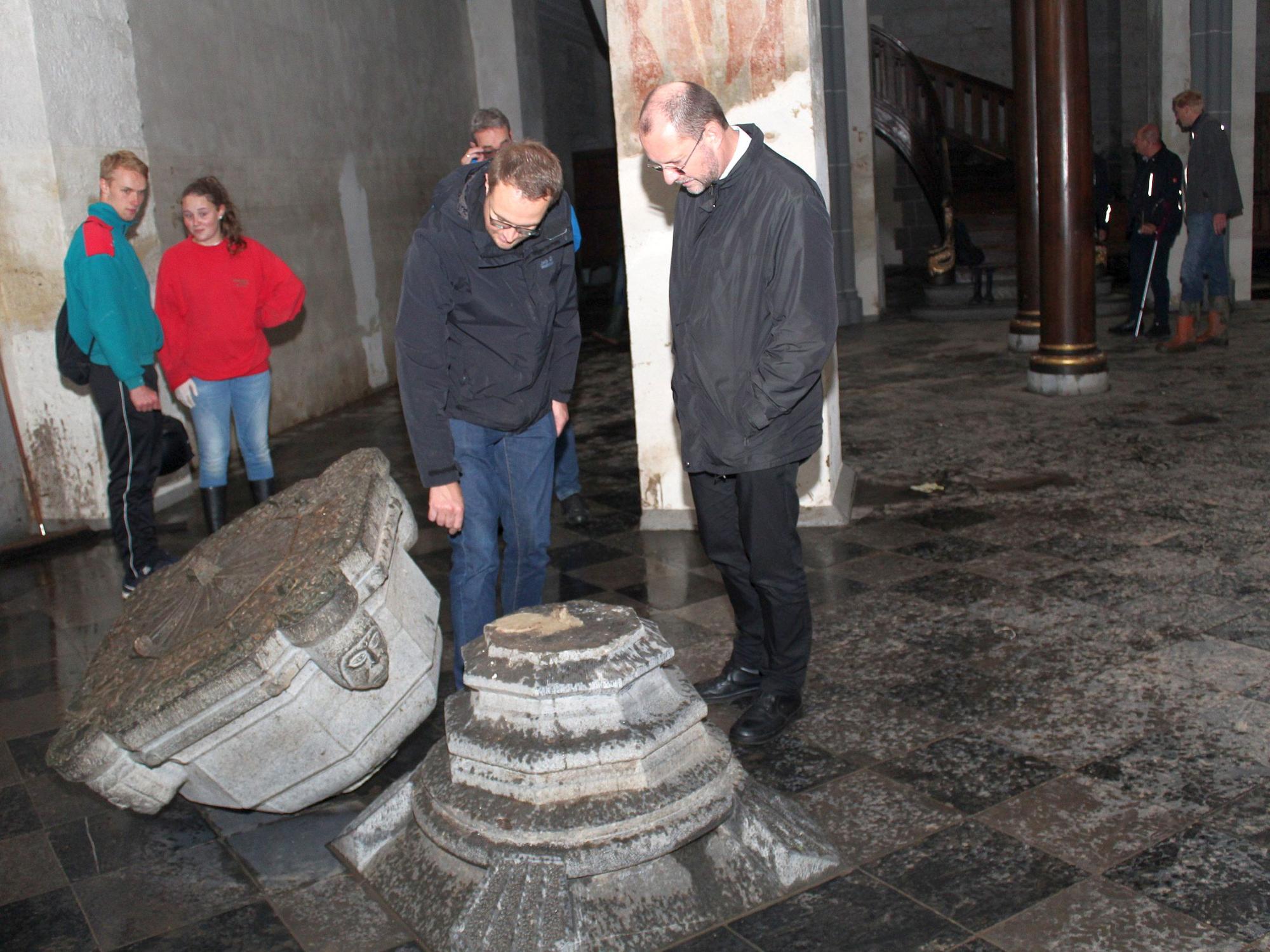 Generalvikar Dr. Andreas Frick (rechts) begutachtet gemeinsam mit Pfarrer Dr. Andreas Möhlig (links) die Hochwasserschäden in der Propsteikirche St. Kornelius in Kornelimünster.