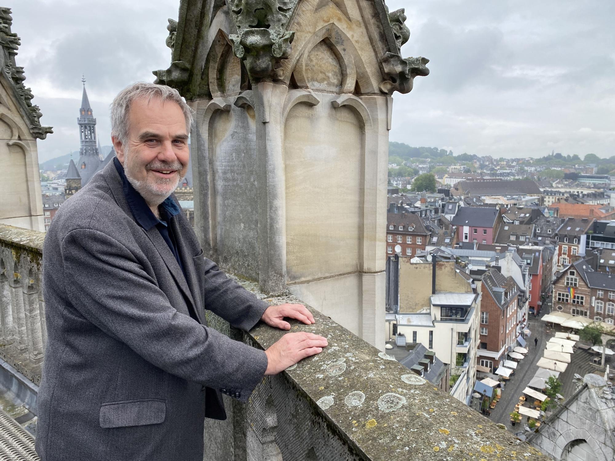 Dompropst Rolf-Peter Cremer auf den Galerien des Aachener Doms