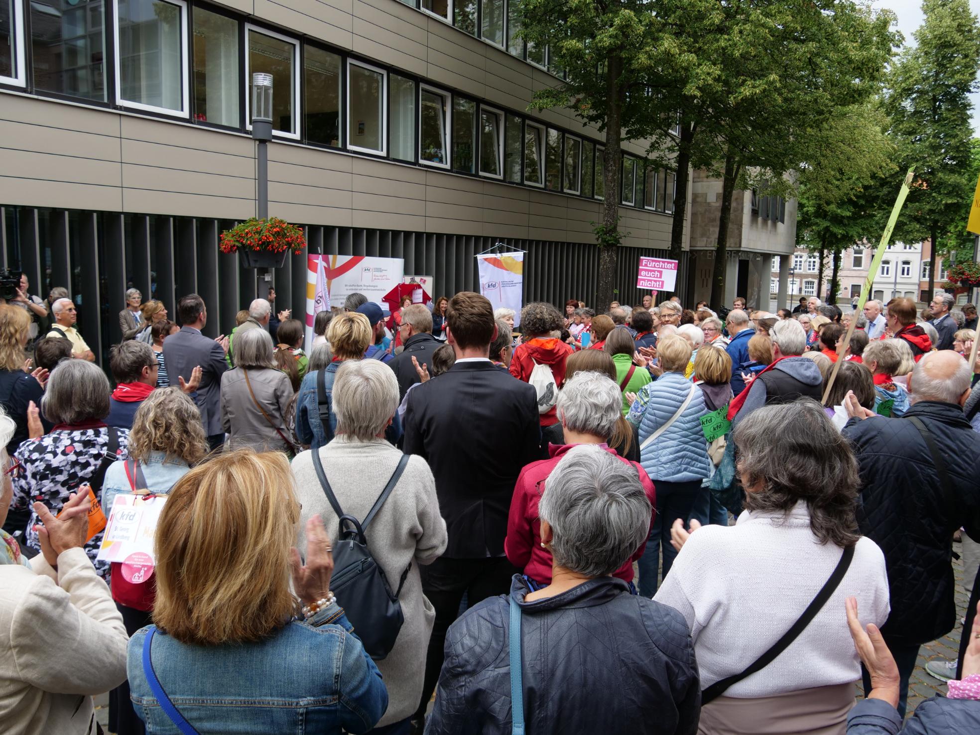 Archivfoto: Maria 2.0 in Aachen, 8. Juli 2019. In diesem Jahr hat die Veranstaltung gemäß der Corona-Richtlinien stattgefunden. (c) Bistum Aachen