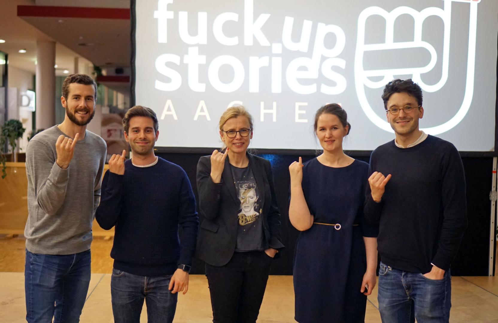 v.l.: Christian Sprinkmeyer (Speaker), Deniz Saner (Speaker), Ursula Hahmann (Moderatorin), Laura Slade (Speaker) und Tim Host (Speaker). Foto: Projektgruppe „Fuck Up Stories Aachen“ (c) Projektgruppe „Fuck Up Stories Aachen“