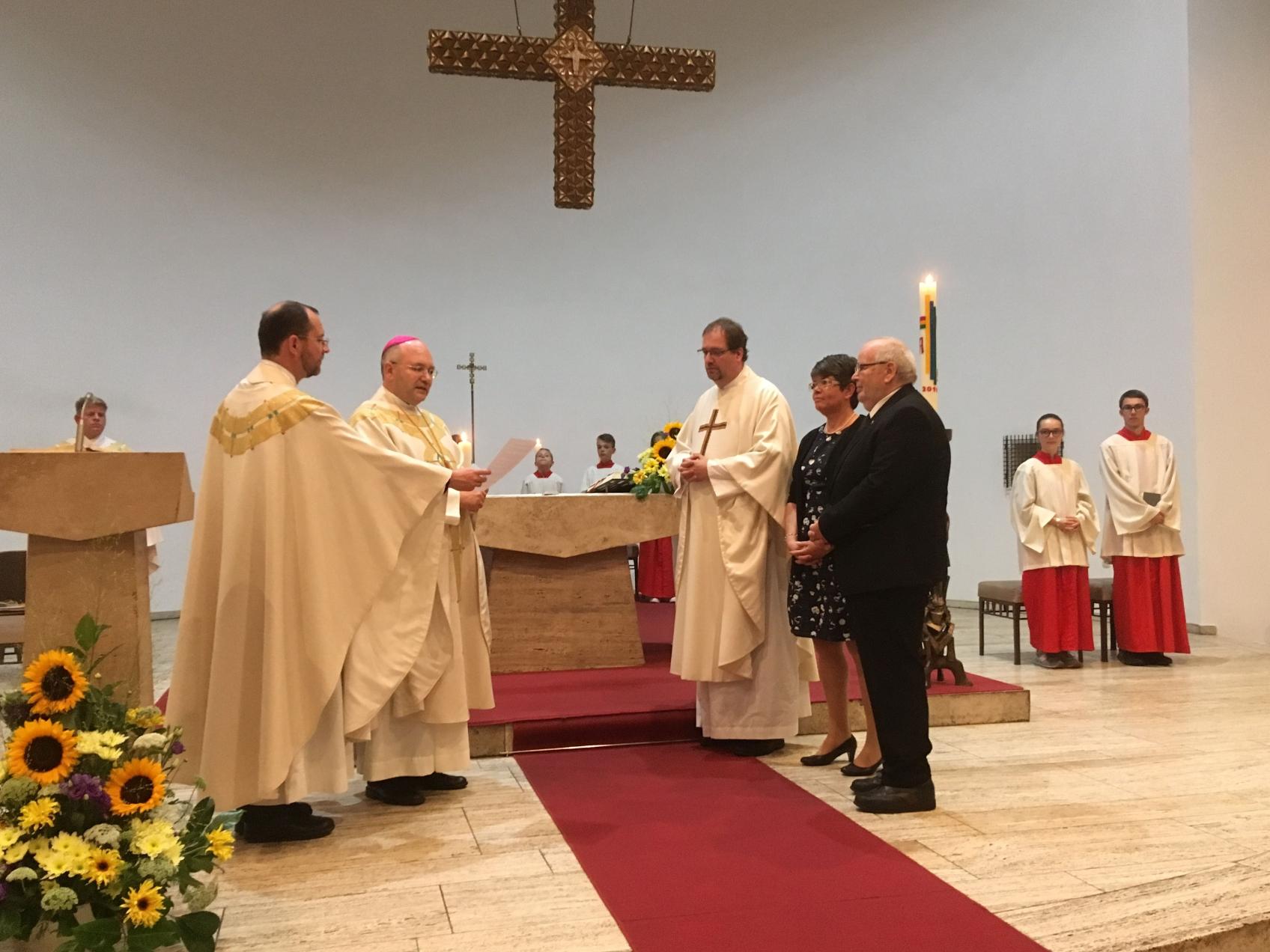 Aachens Bischof Helmut Dieser (vorn, 2. von links) führte Pfarrer Thorsten Obst (vorn, 3. von rechts) in das Amt des Regionalvikars ein. (c) Bistum Aachen