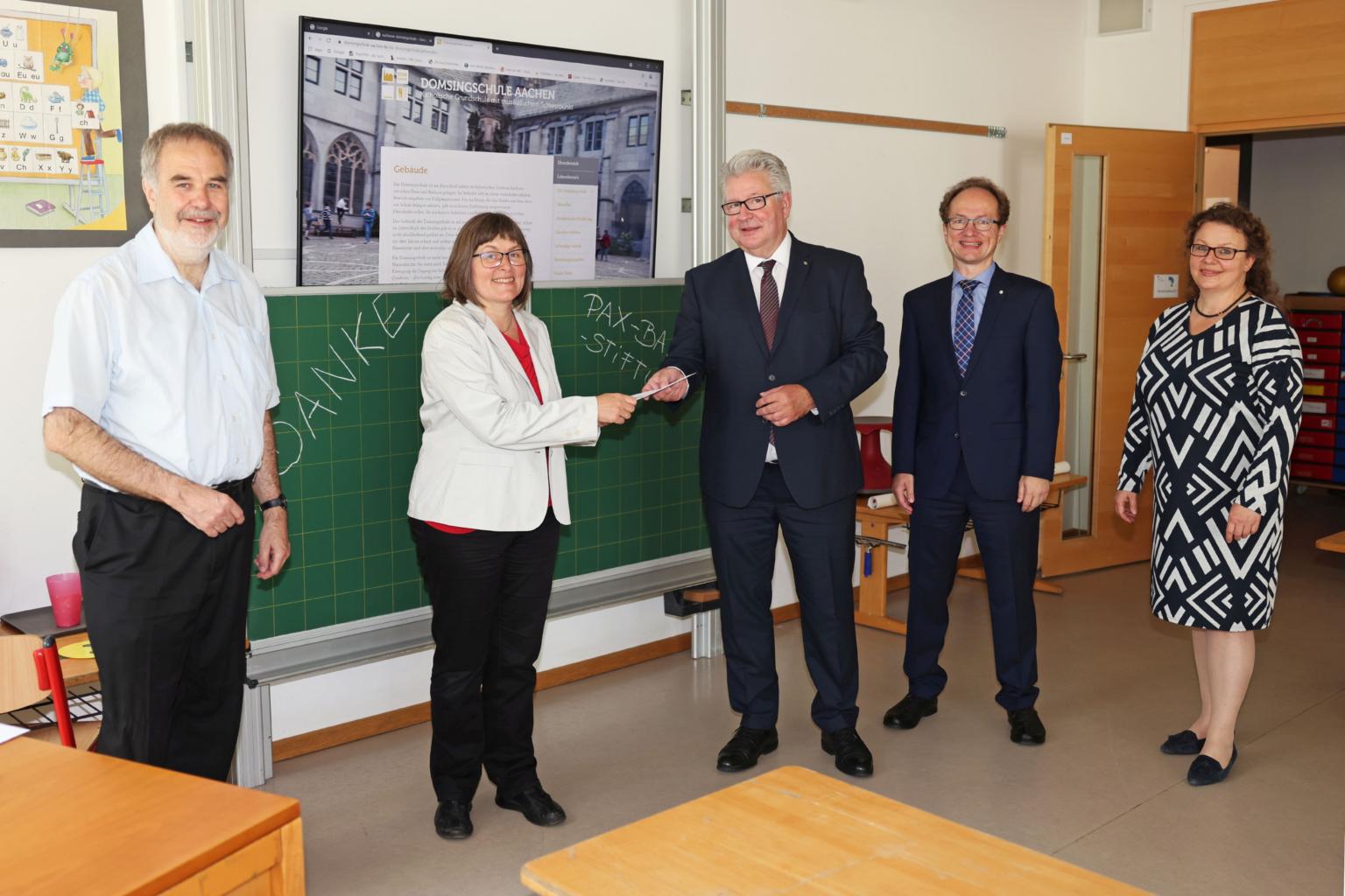 von links nach rechts: Dompropst Rolf-Peter Cremer, Schulleiterin Irma Wüller, Marcus Golsong und Holger Leibold  (beide PAX-BANK), Angela Mispagel (Alkuin-Stiftung) (c) Domkapitel Aachen/Andreas Steindl