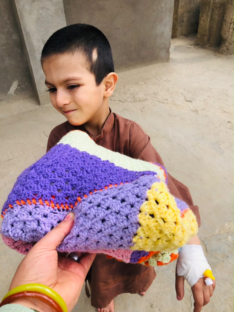 Verteilen der selbstgestrickten Wollsachen in Afghanistan