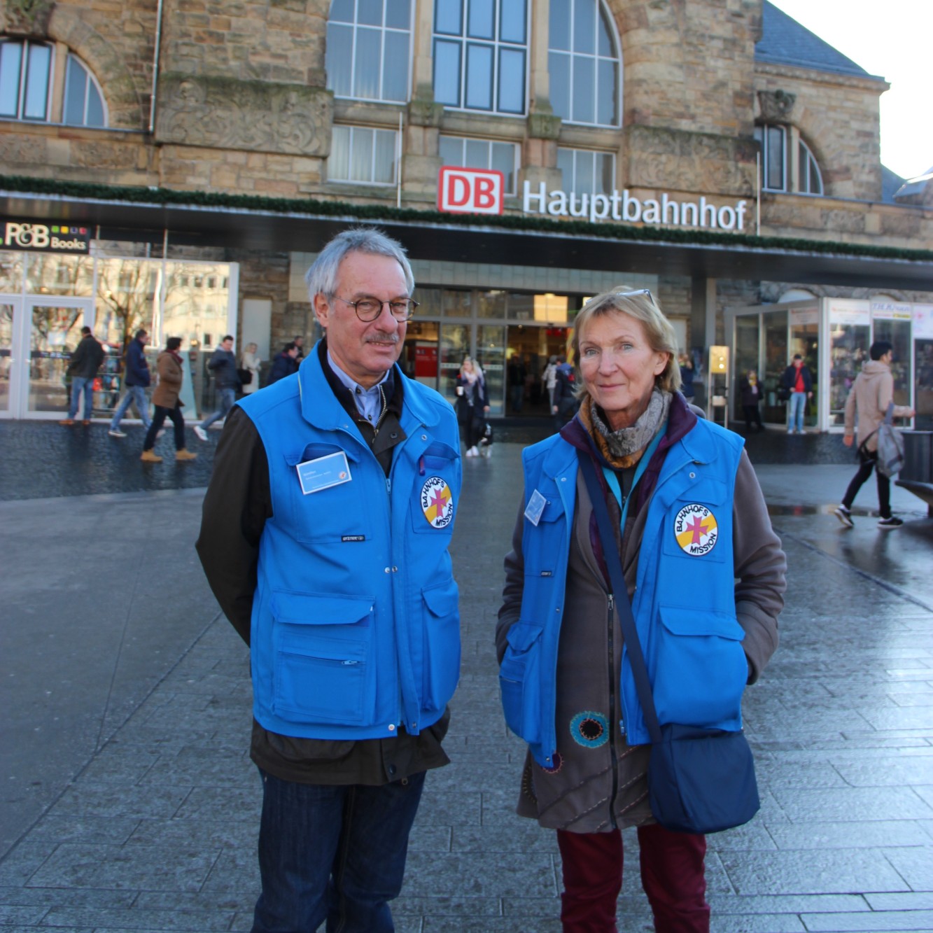 Günther und Astrid, zwei der Ehrenamtlichen mit Herz bei der Bahnhofsmission Aachen.