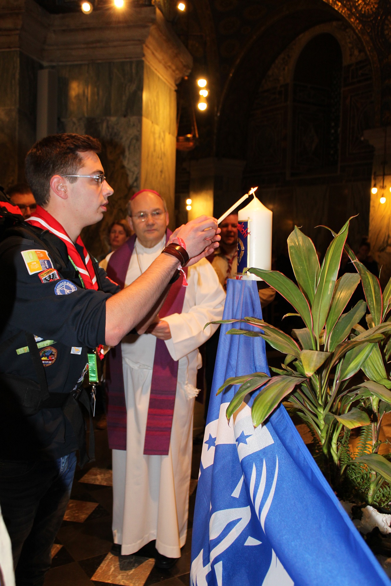 Die Friedenslichtkerze im Dom wird entzündet