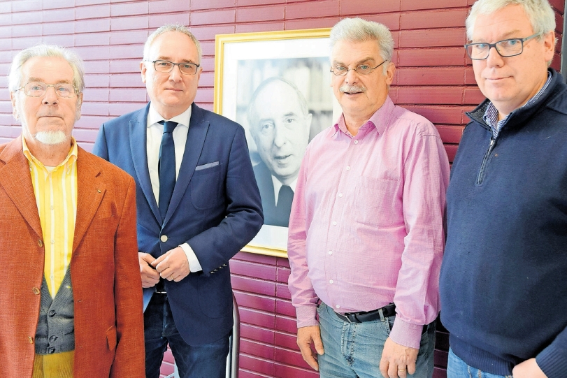 Blicken besorgt auf die aktuelle Situation im Bistum Aachen: die Katholikenratsmitglieder Bobby van den Berg, Holger Brantin, Walter Kahn und Dieter Spoo (v. l.). Gedanklich in ihrer Mitte: der verstorbene Bischof Klaus Hemmerle.