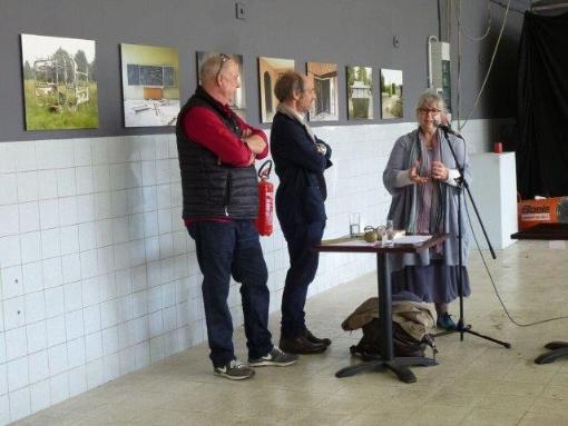 Diesmal  wurden in diesem Rahmen in der Tuchfabrik unter dem Titel „Kissen auf Kisten“ Objekte zu Gunsten unseres Deutschkurses vor dem Strickcafé „Stricken gegen die Kälte“ versteigert.