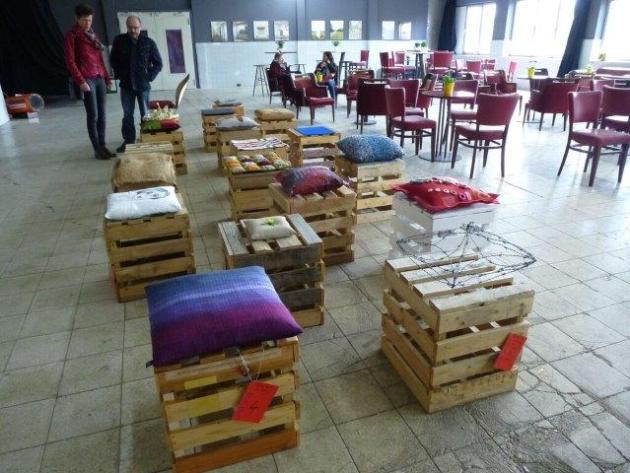Diesmal  wurden in diesem Rahmen in der Tuchfabrik unter dem Titel „Kissen auf Kisten“ Objekte zu Gunsten unseres Deutschkurses vor dem Strickcafé „Stricken gegen die Kälte“ versteigert.