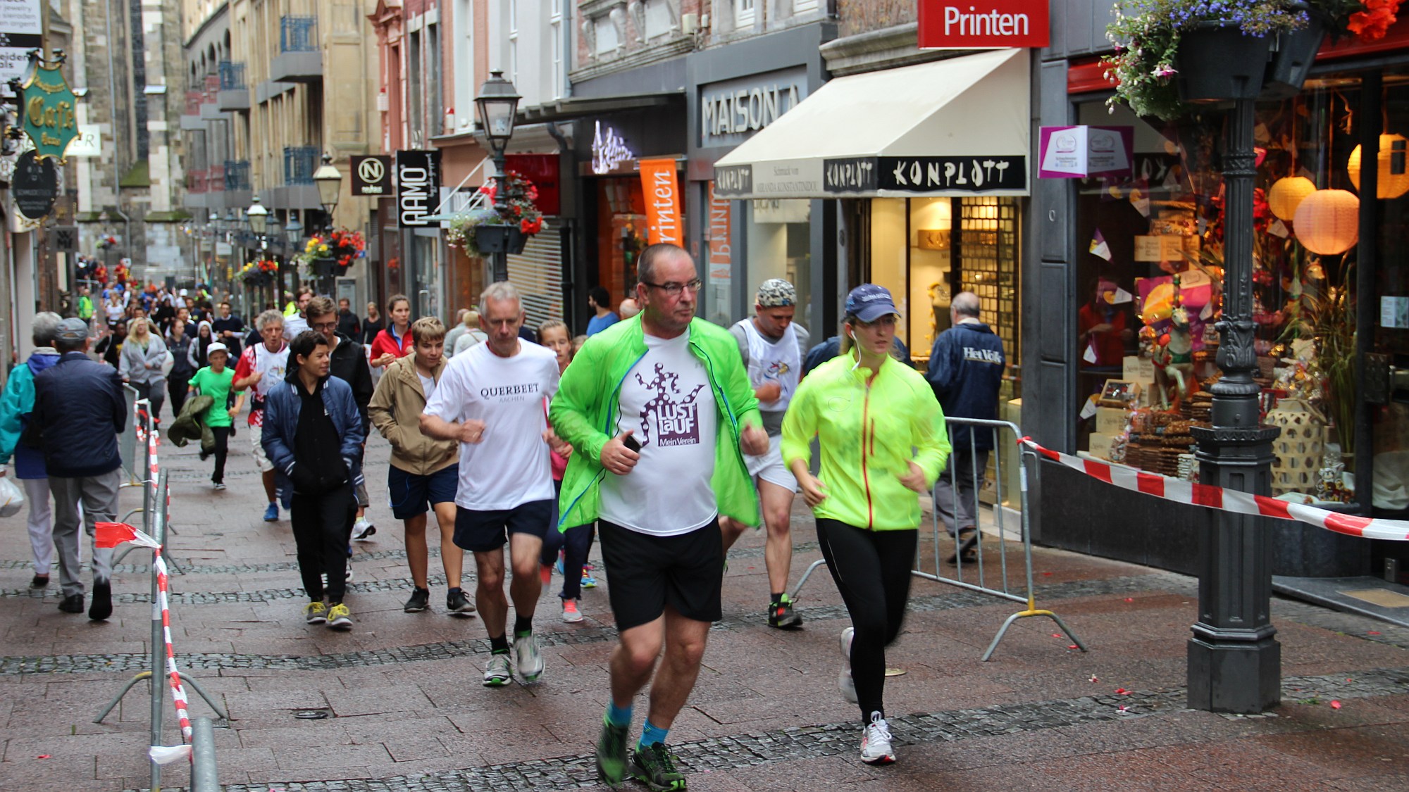 Der Soli-Lauf durch Aachens Innenstadt erbringt nicht nur Spenden für die
Arbeitslosenarbeit sondern, vor allem Öffentlichkeit für die Betroffenen in der Aachener Region.