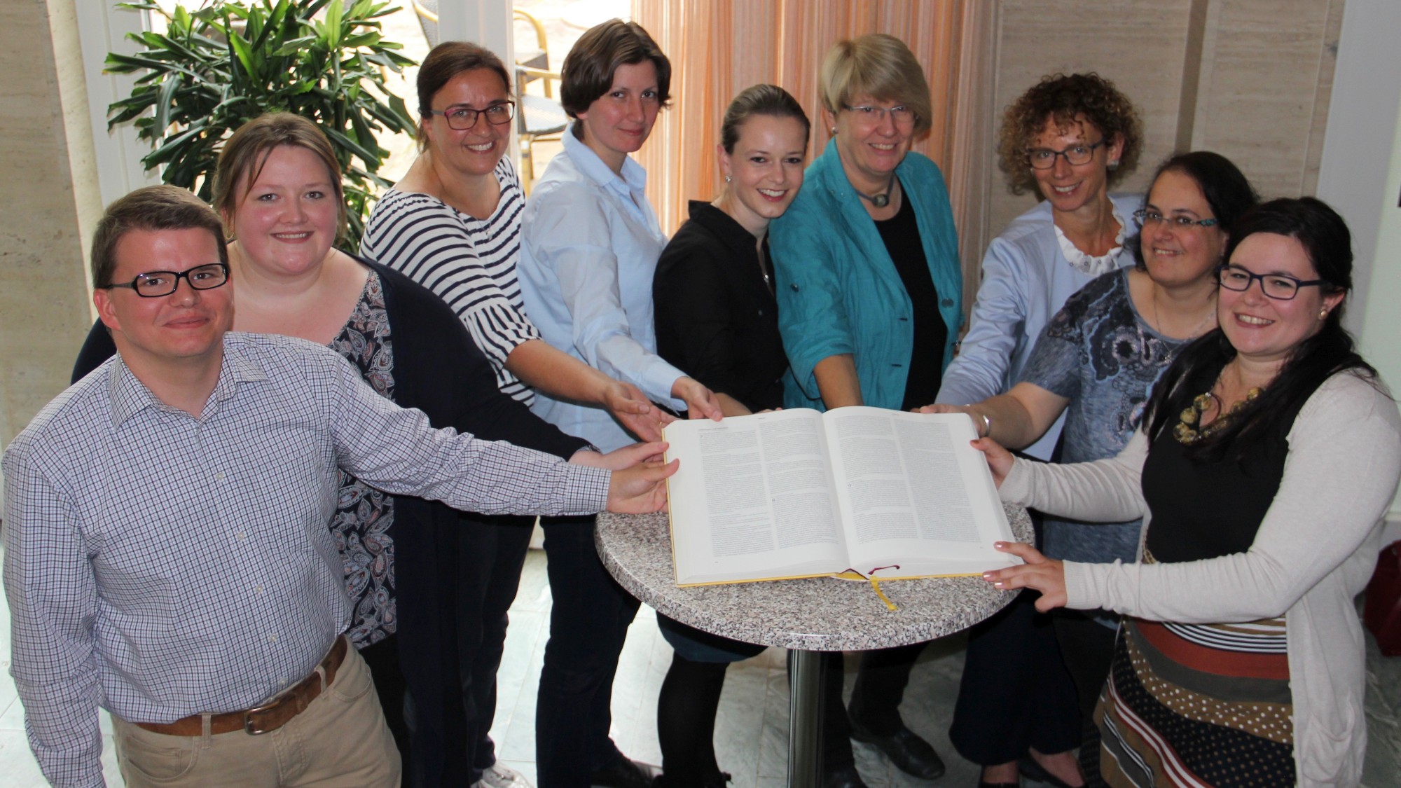 Ihre zentrale Botschaft und der Grund, von dem aus sie senden, ist das Evangelium: v. l. Alexander Tetzlaff, Michelle Engel, Martina Lesmeister, Cornelia Derichs, Mareike Jauß, Beatrix Hillermann, Angela Reinders, Marion Meurer und Julia
Klütsch.