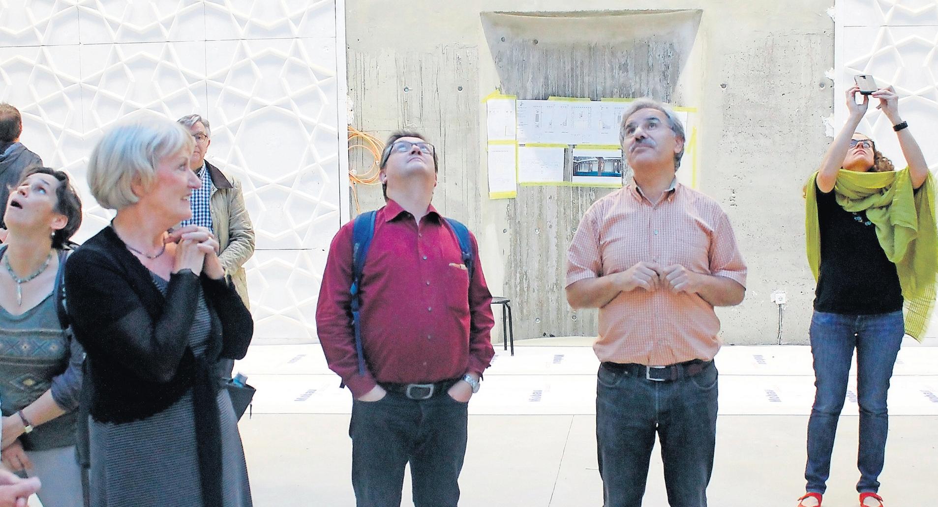 Beim interreligiösen Spaziergang haben die Teilnehmer viel über Architektur und voneinander gelernt.