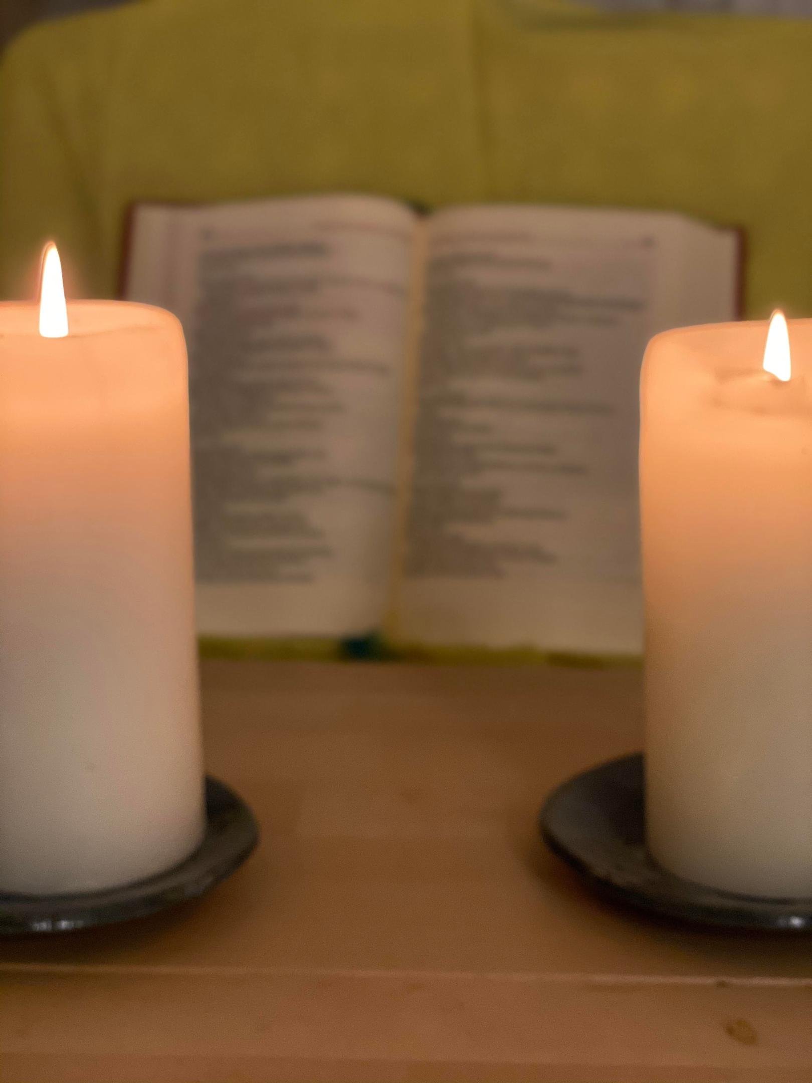 Kerzen mit Bibel (c) Bild: Martin Battert In: Pfarrbriefservice.de