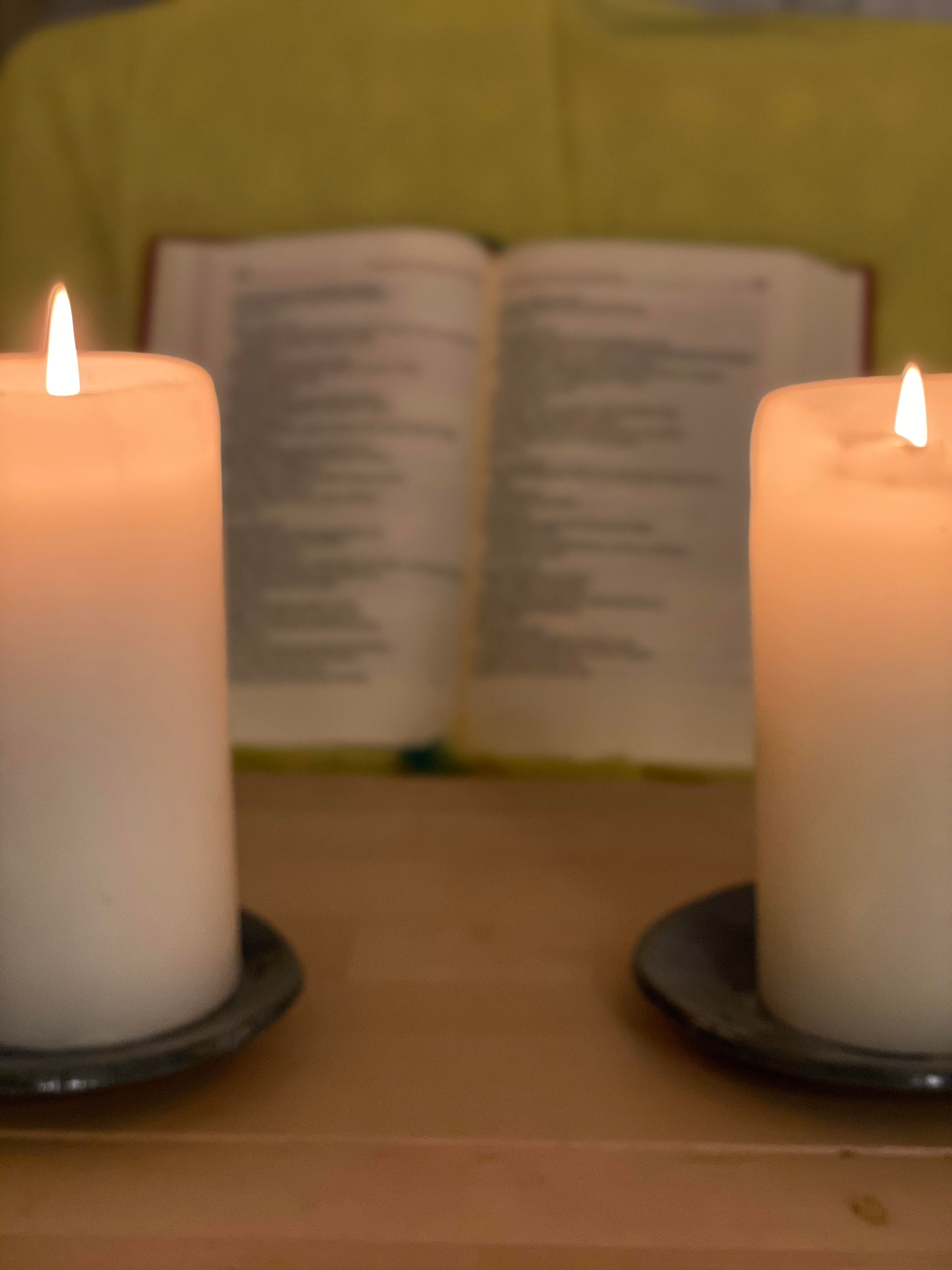 Kerzen mit Bibel
