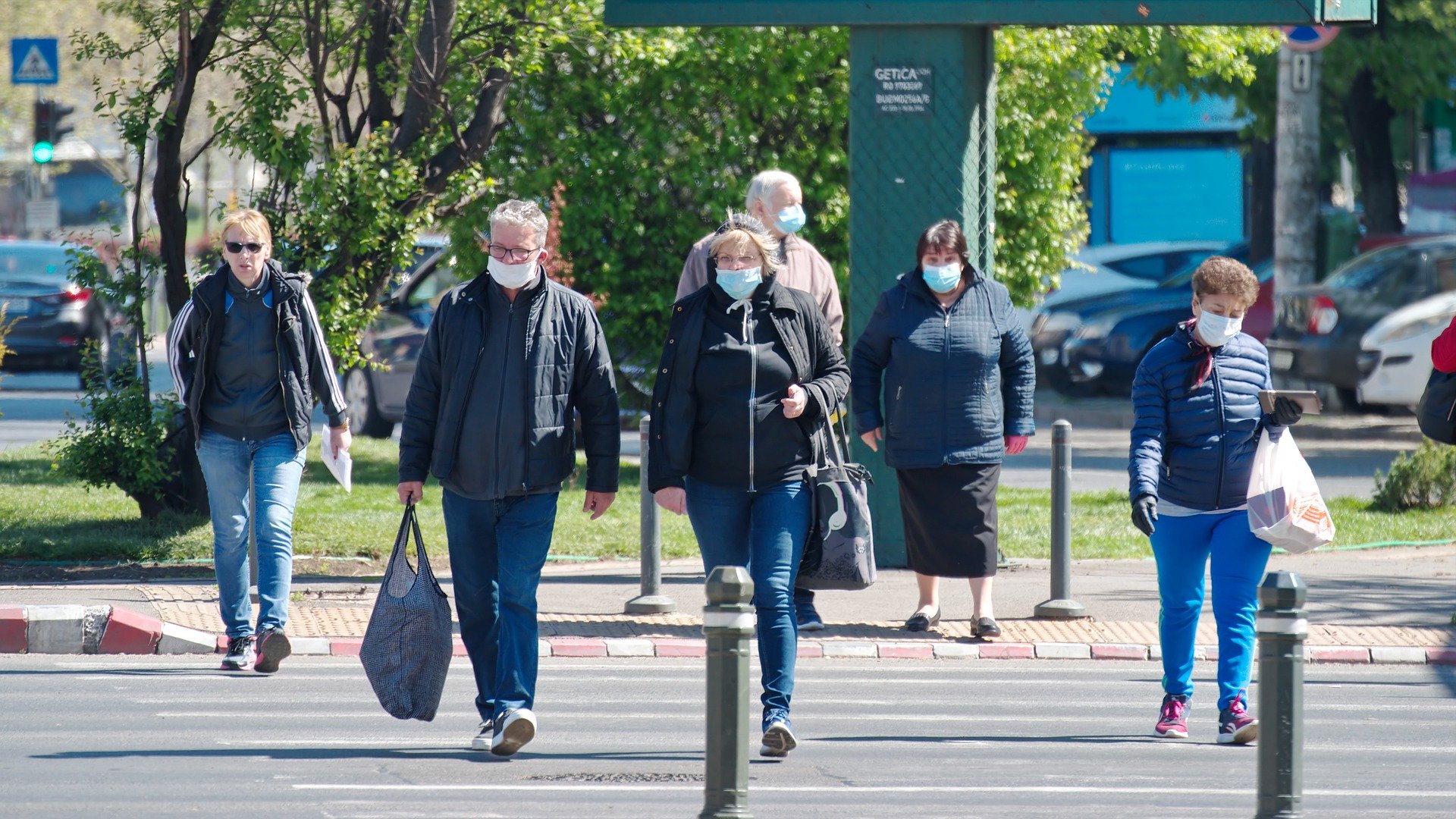 Menschen mit Schutzmasken